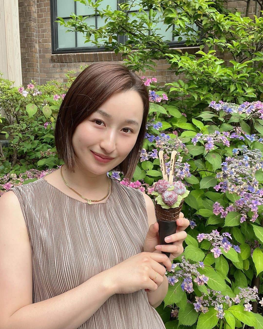 西野沙瑛のインスタグラム：「- 京都に行った時に見つけた紫陽花のアイス🍦 お花は餡子でできてるよ🌿 お花のカップケーキとかケーキは見たことあるけどアイスは初めて見たから買っちゃった☺️  #京都 #京都旅行 #紫陽花 #紫陽花アイス」