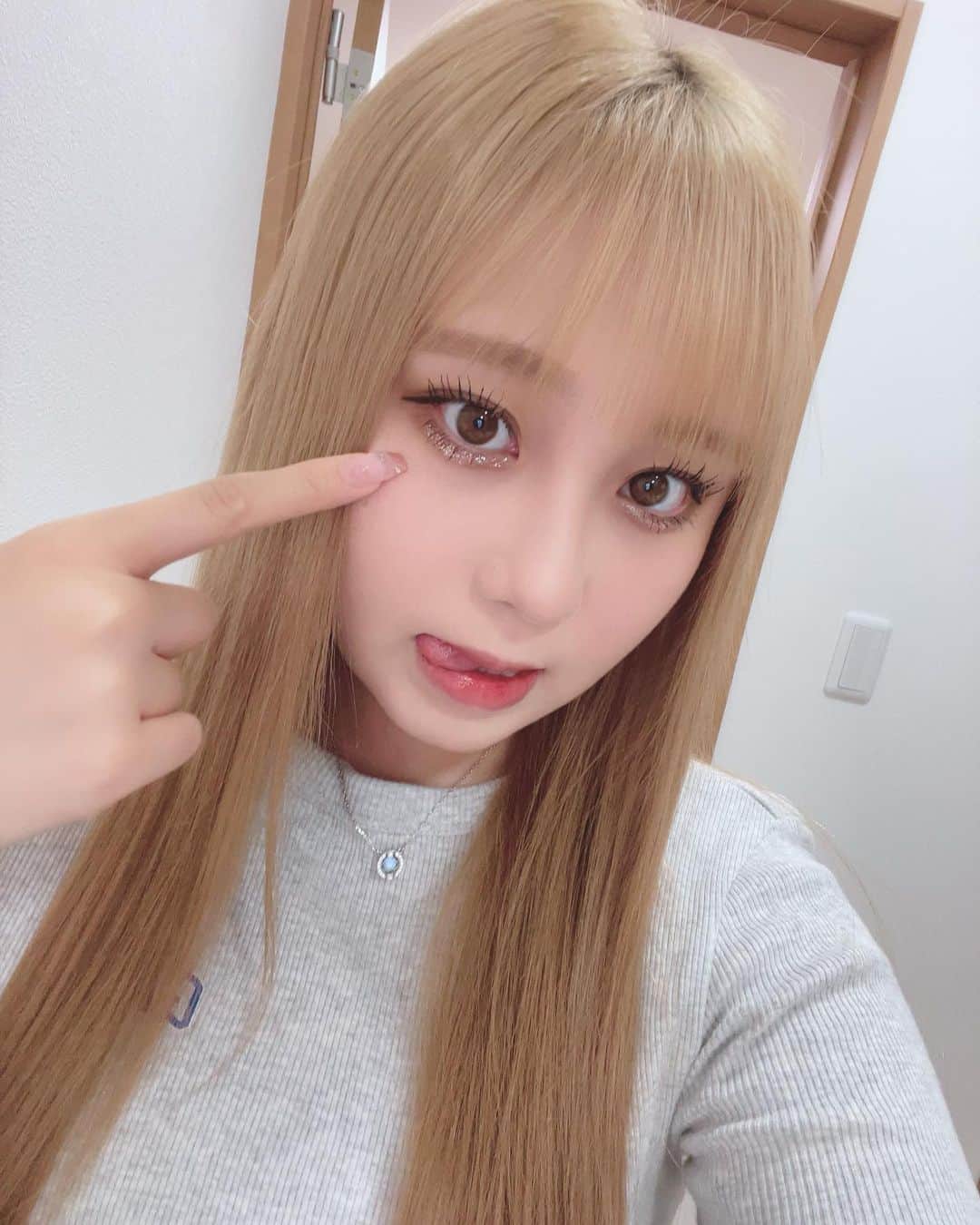 のインスタグラム：「まだ20歳になった実感無い、、笑 最初みらんを知ってくれた人1番前で小6とかからよな、？？ もう親やん。みらん20歳なったよ。😚」