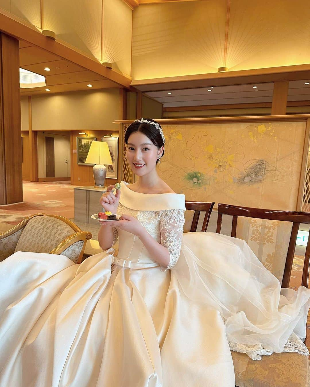 松原伊予菜さんのインスタグラム写真 - (松原伊予菜Instagram)「, 新潟県にあるホテル白玉の湯 華鳳さんの ブライダルの撮影しましたぁ👰🏻‍♀️📸  メイクさんが撮影風景をたくさん 撮って下さったのでオフショットを💍 素敵すぎる華鳳さんのホテルで 好みのドレスやヘアアクセに包まれて お仕事だけどとっても幸せな気持ちになりました🕊️🤍  #shooting#촬영#work  #白玉の湯華鳳#華鳳#ウェディング撮影#ブライダル#ウェディング#新潟温泉#月岡温泉#和婚#和婚花嫁 #wedding#ホテルウェディング#ホテルブライダル#結婚式#ウェディングドレス#ブライダルフォト#新潟県#新潟#ゼクシィ#結婚式ヘアアレンジ#結婚式場#結婚式ドレス#結婚式ヘア#泉慶#温泉旅館#旅館#温泉#新潟ブライダル」6月15日 20時49分 - iyona_147