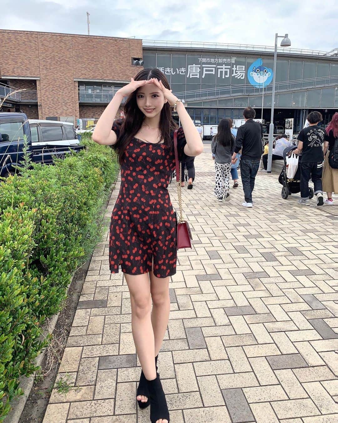 山下みちるのインスタグラム：「・ 念願の唐戸市場に行った時の🥰  好きなお寿司選んで詰めて食べて‪‪❤︎‬ 美味しすぎて忘れられない〜🫶🏻  下関のフグはやっぱり最高でした🙈 ・  #時差投稿 #下関  #唐戸市場  #海鮮  #下関グルメ  #寿司  #오오티디  #데일리 #ootd  #fashion #japan  #japanesefood #instafood」