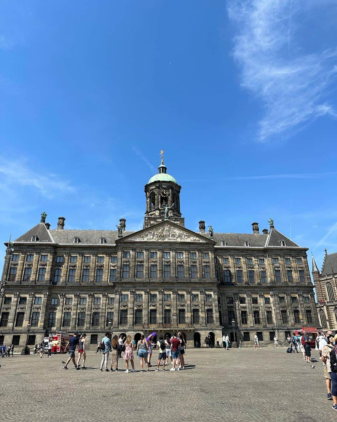 篠田麻里子さんのインスタグラム写真 - (篠田麻里子Instagram)「サーキュラーエコノミーを学びに 👧両親に東京に来てサポートしてもらい 単身オランダへ  安居さん @akihiro.yasui  のオランダ研修に参加してきました✨  首都アムステルダムでは2050年までに100％循環型都市になるという目標を掲げており、さまざまな事業のサーキュラー化が進められているので実際にどんな仕組みなのか興味があり見てきました。  オランダの良さを知って日本の良さも知る✨ まだまだ自分たちの今後に活かせそうな課題がたくさんありました✨  難しく考えるより楽しく取り入れていけたらなぁと✨ 物の見方や発想が多様性でとても勉強になったのと、オランダ精神  「learning by doing(やりながら、学んでいく)」  とりあえずやってみよう行ってみよう精神は凄く共感したし、これからも自分の人生のテーマだなぁと思いました💪  オランダで出会った企業の皆さん♡お疲れ様でした  #オランダ #サーキュラーエコノミー」6月15日 21時00分 - shinodamariko3