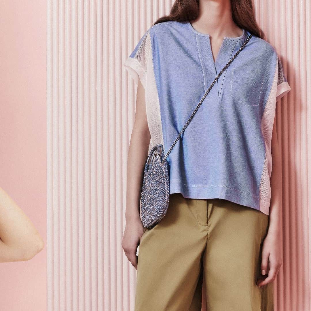 ANTEPRIMAのインスタグラム：「Adorn yourself.  Specially picked airy denim jersey with sheer knit, the #SS23 #ANTEPRIMA #DenimJersey top is engineered with flared and elongated sleeves to create casual elegance. With thick stitch jeans details and A line vest, your smart casual look is completed by adding the STANDARD #WIREBAG in Nerobianco Arbodo!  Shop the SS23 Collection now.  #SpringSummer2023 #SS23 #ANTEPRIMA #WIREBAG #ReadyToWear #Denim #DenimStyle #SummerShimmering #ItalianStyle #WorkStyle #ItalianFashion #ItalianDesign #Craftmanship #アンテプリマ」