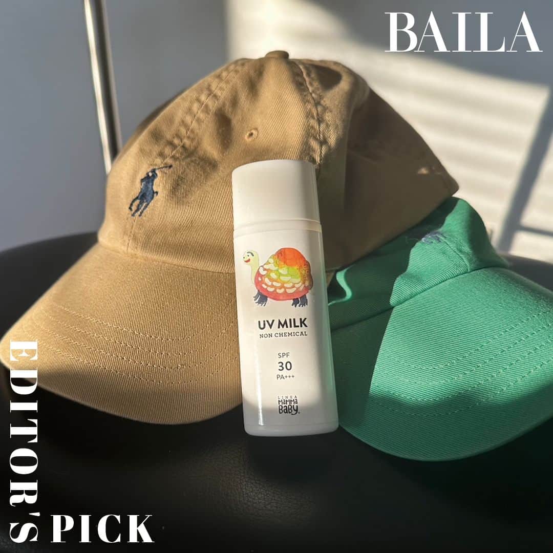 BAILAさんのインスタグラム写真 - (BAILAInstagram)「今年の日焼け対策⛅ 日差しに夏を感じる瞬間が増え、キャップと新しい日焼け止めを投入しました。  🌞キャップは「ポロ ラルフ ローレン」で2個買い 「ポロ ラルフ ローレン」のコットン チノ ベースボール キャップは、BAILA7月号のスタイリスト加藤かすみさんのupdate BASICS でも紹介している逸品。 〝ブランドの清潔感や品をそのまま身につけられるような力があります〟加藤かすみさんの言葉を読んでそのまま買いに行き、誌面とおなじベージュと、ウォッシュをかけたようにちょっと色あせたグリーンの2色を迷って結局2個買い。 急に日差しが強くなって焦った先月、家にあるスポーツブランドの黒キャップを被っては〝なにかがズレているし、なにかが足りない〟と見極めようとしていた違和感を解消してくれたのが明るいベージュの品の良さ、グリーンの明るさ、ワンポイントロゴの爽やかさやトラッド感でした。 コットン素材のキャップは、シーズンレスにコーディネートに組み込めて万能そう。加藤かすみさんが教えてくださっているように、この夏を機にキャップとの距離を縮められたらいいなと思っています。 ちなみに定番カラー以外は毎年新色が出て入れ替わるそうなので、気になる色がある方はぜひお早めに！  🌞日焼け止めは「ママベビー」 環境に配慮した取り組みで注目を集め、赤ちゃんや敏感肌の方でも安心して使える「ママベビー」。ノンケミカルUVミルクは100％自然由来成分。 SPF30 / PA+++とSPF50+ / PA++++の2タイプがあり、日常ではSPF30 / PA+++のほうを愛用しています。これの何が素晴らしいかというと、一切ベタつかずきしまない、肌にさっとなじむつけ心地。さらには50mlで細長いボトルだからポーチに収めやすく、じゃまになりません。 これを持ち歩き始めてから、〝気づいたときにこまめに塗りなおす〟という習慣が（今更だけど）身につけられそうです。  日差しを浴びると赤くならずにすぐ小麦色になるタイプなので、「夏の自分はこんなもんでしょ」と諦め半分、無頓着な自分比ではこれでも例年より対策をしているほう。 使い心地のいいお気に入りに出会えたことがいいきっかけになりました  #キャップ #poloralphlauren #日焼け止め #mammababy #UVケア #バイラエディターズピック #編集ミツコ #baila #BAILA #baila_magazine」6月15日 21時00分 - baila_magazine