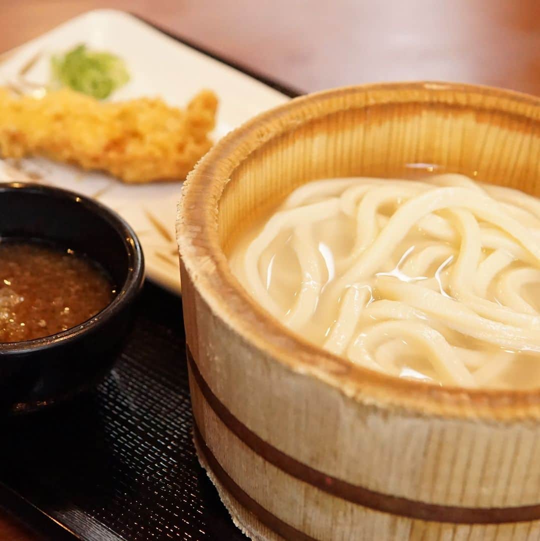 のインスタグラム：「試してみたい！と思ったら「😋」で教えてください！  ランチで食べたい！600円台で頼めるおすすめの組み合わせ3選をご紹介👇 明日のお昼にぜひ試してみてください🥢  1️⃣釜揚げうどん+大根おろし+かしわ天(610円) 大根おろしが1つあるだけで楽しみ方いろいろ！つけだしにいれるもよし、かしわ天にのせてだし醤油をかけて食べるのもおすすめ！  2️⃣釜玉うどん+さつまいも天(620円) 玉子とろ～り、うどんもっちりで止まらないおいしさの釜玉うどん。ホクホク食感のさつまいも天を合わせれば、甘じょっぱい一杯に！  3️⃣ぶっかけうどん+とろろ+野菜かき揚げ(650円) とろろを加えることで、一層のどごしの良いぶっかけうどんの完成！途中で野菜かき揚げをほぐし入れれば、野菜の甘みとコク深さが加わってガッツリした食べ応えも楽しめます。  試したい食べ合わせを番号でぜひ教えてくださいね♪  ※うどんはいずれも(並)サイズとなります。  #丸亀製麺 #丸亀うどん #udon #麺 #うどん」