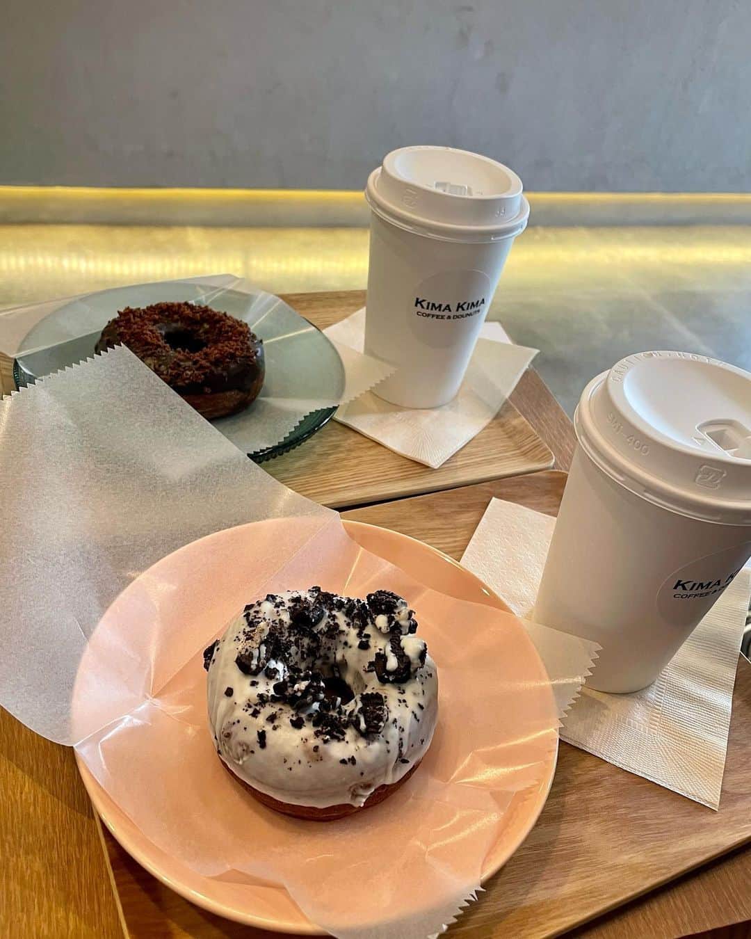 のインスタグラム：「.  ゆづさんがオシャレなドーナツ屋さんに 連れてってくれました~🍩 美味しかったし たくさんお話しできて 幸せな一時でしたぁ🥰  そして♪人生初の野球観戦⚾️✨ 面白かったですっっっ🎶 またゆづさんと野球観戦したいなぁ💞  #愛知cafe #kimakima #ドーナツ  #カフェオレ #野球観戦 #ドアラ #ステッカー」