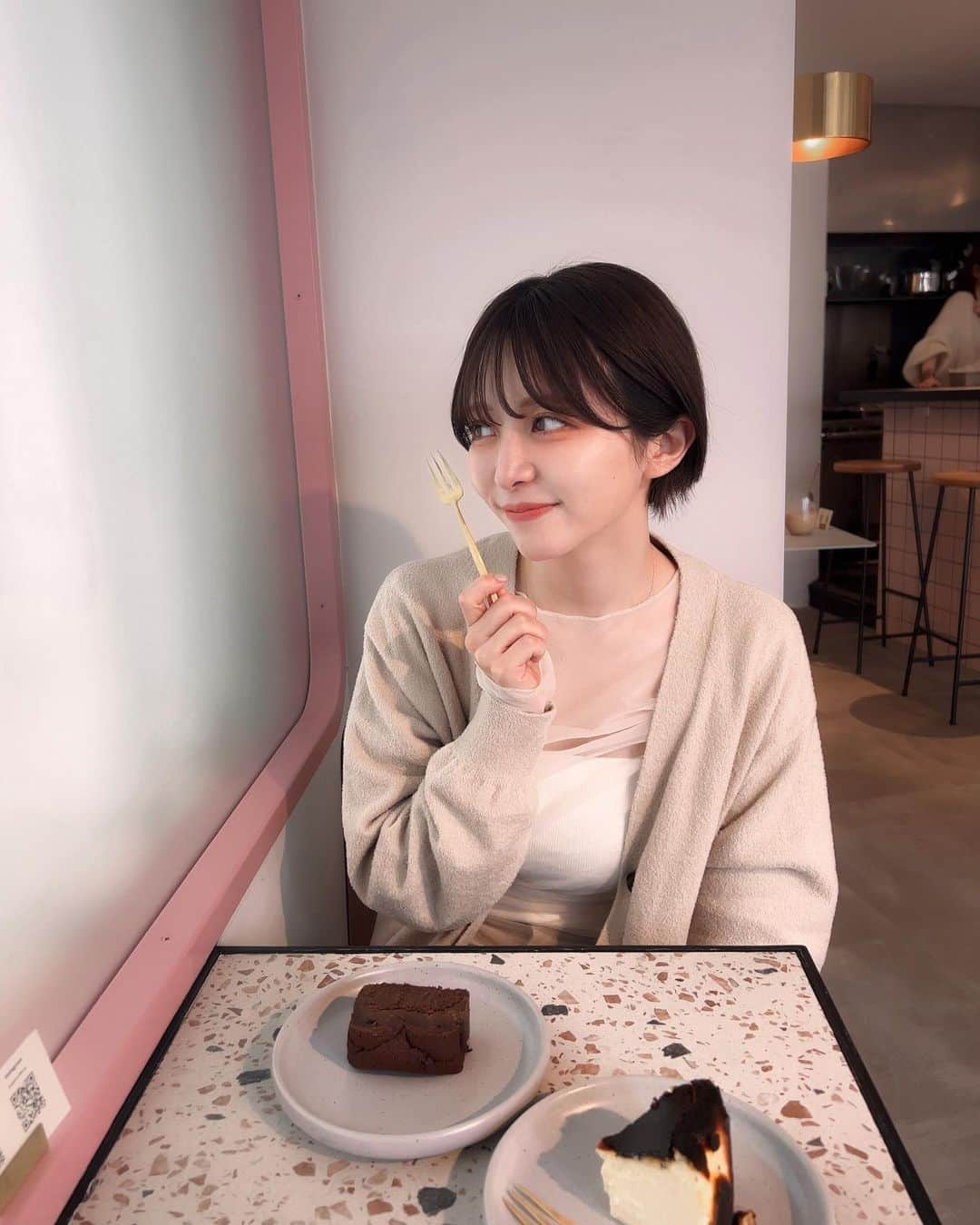 ゆ い りさんのインスタグラム写真 - (ゆ い りInstagram)「友人のお店へ ☕️🌸 @sophiacoffee.jp   いつか自分のお店を持ちたいなあなんて 夢をみてる私にとっては、 彼がそれを実現させて奮闘してる姿に とても心打たれるし頑張らないとと思わされる🥹  ダークチェリーみたいな風味のコーヒーは 少し癖があるけどまた飲みたくなる。 駅すぐなので気になる方は行ってみてね🎶☕️  #sophiacoffee #代官山カフェ」6月15日 21時00分 - pamyuiri