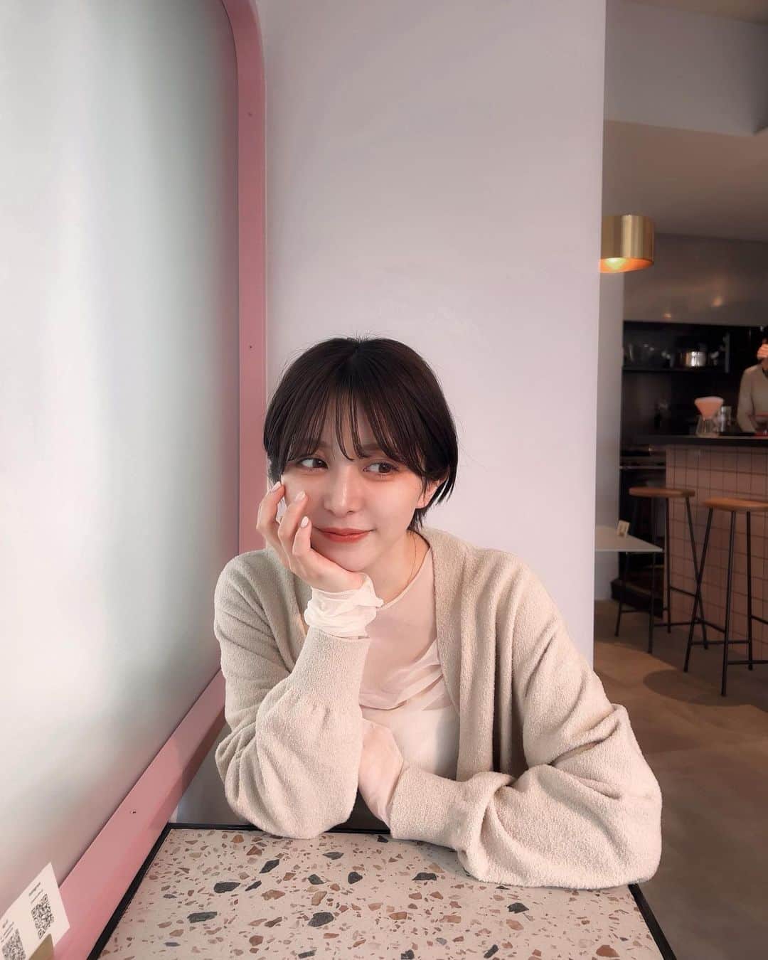 のインスタグラム：「友人のお店へ ☕️🌸 @sophiacoffee.jp   いつか自分のお店を持ちたいなあなんて 夢をみてる私にとっては、 彼がそれを実現させて奮闘してる姿に とても心打たれるし頑張らないとと思わされる🥹  ダークチェリーみたいな風味のコーヒーは 少し癖があるけどまた飲みたくなる。 駅すぐなので気になる方は行ってみてね🎶☕️  #sophiacoffee #代官山カフェ」