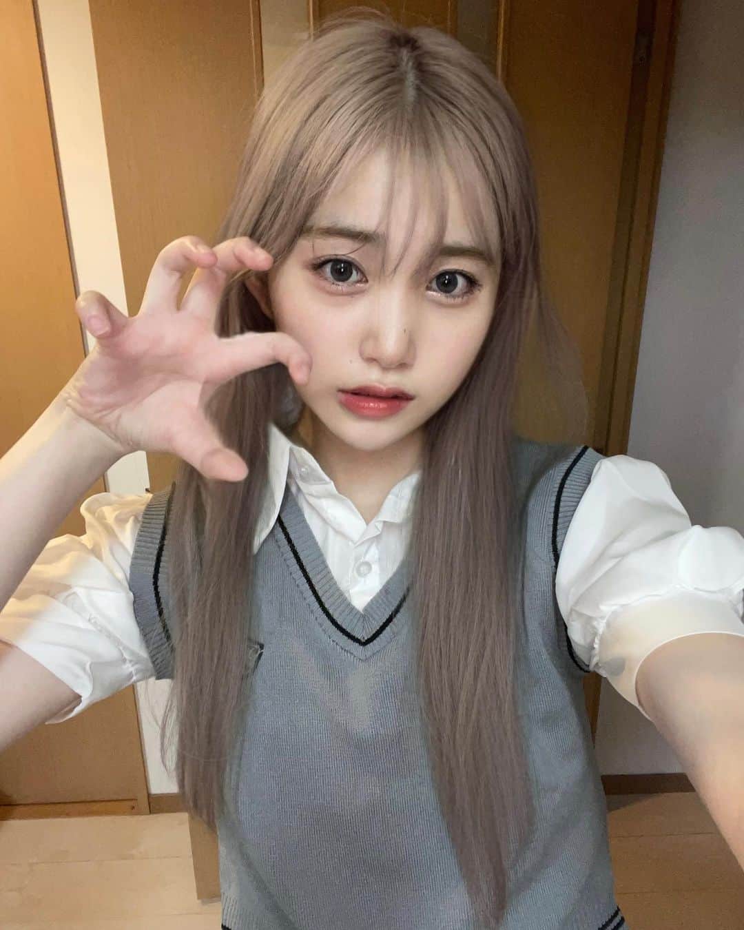 荒武凜香のインスタグラム：「制服？系のファッション個人的にめちゃ好き！  #selfie #自撮り#制服 #VIVIDLADY #ビビッドレディー #韓国ファッション」