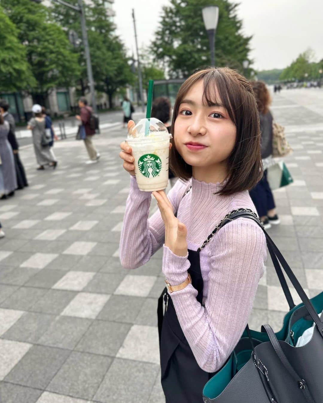 鈴木泉帆のインスタグラム：「フラペチーノゲットしてどや顔したり、お酒飲もうとしてみたり 冷麺とサムギョプサルが美味しいお店を発見したり、Tシャツジーパンスニーカーの楽さに気づいてしまったりした6月上旬🪻  #丸の内 #丸の内カフェ #新大久保グルメ #ナンマンゴギ #ボブ　#ボブヘア #ボブアレンジ #ボブヘアアレンジ　#サロンモデル東京」