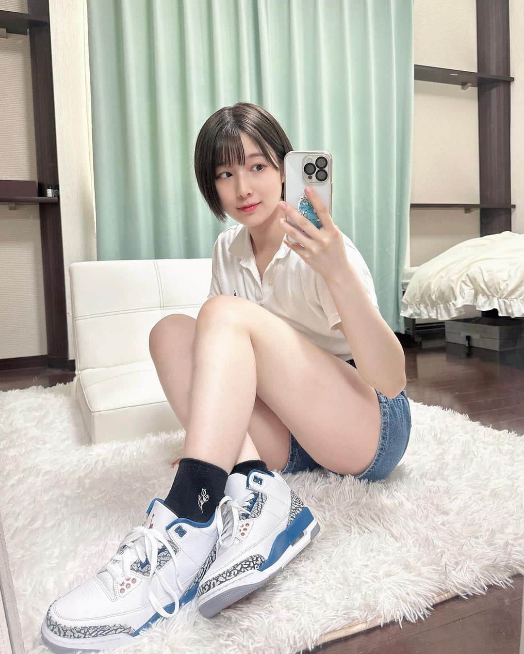 安部若菜のインスタグラム：「おNEWの靴を見せたいあまりに 脚すぎる写真になってしまいました🦭🫧  最近スニーカーにはまりかけ👟  #スニーカー#スニーカー女子#nike#aj3#エアジョーダン#エアジョーダン3#夏コーデ#polo#ショート#ショートヘア#ショート女子」