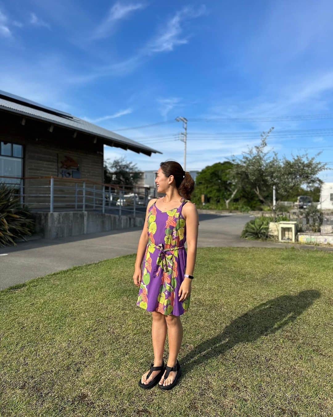 髙津奈々のインスタグラム：「このサンダル、 スポーティーなイメージだったけど 使ってみたらワンピースに合わせやすくて、夏はワンピースばっかり着ちゃう私には最高🩴  @telic_japan   #TELIC https://telic.jp/ #テリック #リカバリーサンダル #ビーチサンダル #厚底サンダル」