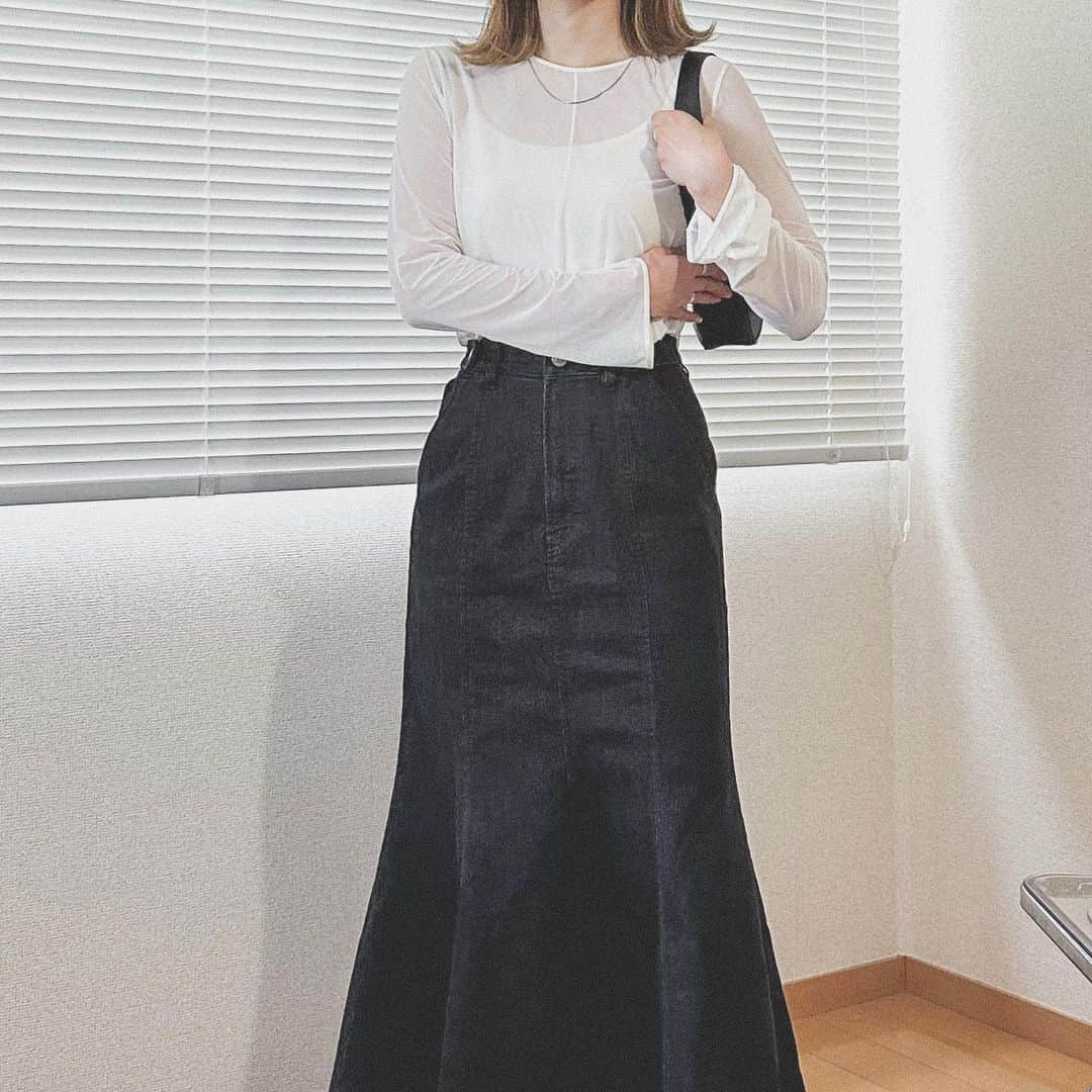 かほこ。さんのインスタグラム写真 - (かほこ。Instagram)「ㅤㅤㅤㅤㅤㅤㅤㅤㅤㅤㅤㅤㅤ ㅤㅤㅤㅤㅤㅤㅤㅤㅤㅤㅤㅤㅤ top : #uniqlo × #mamekurogouchi denim skirt : #amel bag : #levernis ㅤㅤㅤㅤㅤㅤㅤㅤㅤㅤㅤㅤㅤ 3色買いしたシアートップスのホワイトに、ブラックデニムのマーメイドスカートを合わせて女性らしいけどカジュアルさもあるスタイルに❣️ ㅤㅤㅤㅤㅤㅤㅤㅤㅤㅤㅤㅤㅤ サンダル合わせたかったけど雨だったのでローファーに、、でもブーツにすれば良かったかな🥲失敗 ㅤㅤㅤㅤㅤㅤㅤㅤㅤㅤㅤㅤㅤ この日はいろんな人に痩せた？と言われたので、着痩せする組み合わせかもしれない✌︎♥ （実際は去年より+3kgですやばいまじで） ㅤㅤㅤㅤㅤㅤㅤㅤㅤㅤㅤㅤㅤ #kaho_fashion」6月15日 20時55分 - xxokohakxx
