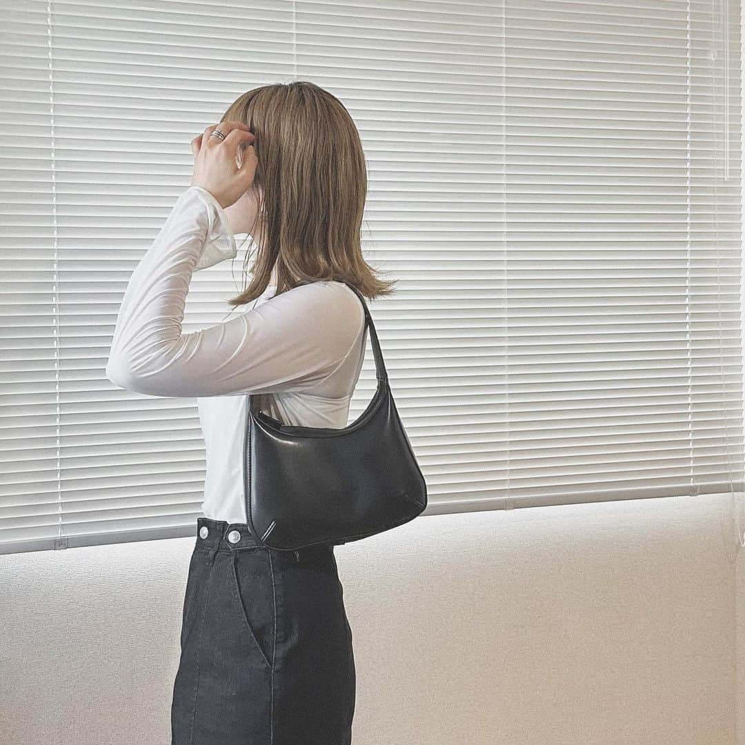 かほこ。さんのインスタグラム写真 - (かほこ。Instagram)「ㅤㅤㅤㅤㅤㅤㅤㅤㅤㅤㅤㅤㅤ ㅤㅤㅤㅤㅤㅤㅤㅤㅤㅤㅤㅤㅤ top : #uniqlo × #mamekurogouchi denim skirt : #amel bag : #levernis ㅤㅤㅤㅤㅤㅤㅤㅤㅤㅤㅤㅤㅤ 3色買いしたシアートップスのホワイトに、ブラックデニムのマーメイドスカートを合わせて女性らしいけどカジュアルさもあるスタイルに❣️ ㅤㅤㅤㅤㅤㅤㅤㅤㅤㅤㅤㅤㅤ サンダル合わせたかったけど雨だったのでローファーに、、でもブーツにすれば良かったかな🥲失敗 ㅤㅤㅤㅤㅤㅤㅤㅤㅤㅤㅤㅤㅤ この日はいろんな人に痩せた？と言われたので、着痩せする組み合わせかもしれない✌︎♥ （実際は去年より+3kgですやばいまじで） ㅤㅤㅤㅤㅤㅤㅤㅤㅤㅤㅤㅤㅤ #kaho_fashion」6月15日 20時55分 - xxokohakxx