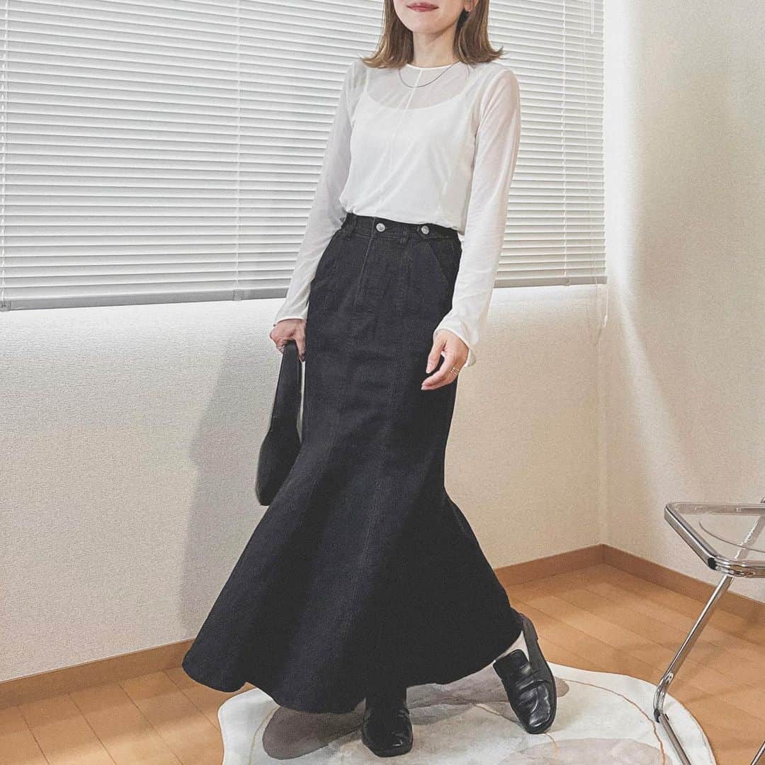 かほこ。さんのインスタグラム写真 - (かほこ。Instagram)「ㅤㅤㅤㅤㅤㅤㅤㅤㅤㅤㅤㅤㅤ ㅤㅤㅤㅤㅤㅤㅤㅤㅤㅤㅤㅤㅤ top : #uniqlo × #mamekurogouchi denim skirt : #amel bag : #levernis ㅤㅤㅤㅤㅤㅤㅤㅤㅤㅤㅤㅤㅤ 3色買いしたシアートップスのホワイトに、ブラックデニムのマーメイドスカートを合わせて女性らしいけどカジュアルさもあるスタイルに❣️ ㅤㅤㅤㅤㅤㅤㅤㅤㅤㅤㅤㅤㅤ サンダル合わせたかったけど雨だったのでローファーに、、でもブーツにすれば良かったかな🥲失敗 ㅤㅤㅤㅤㅤㅤㅤㅤㅤㅤㅤㅤㅤ この日はいろんな人に痩せた？と言われたので、着痩せする組み合わせかもしれない✌︎♥ （実際は去年より+3kgですやばいまじで） ㅤㅤㅤㅤㅤㅤㅤㅤㅤㅤㅤㅤㅤ #kaho_fashion」6月15日 20時55分 - xxokohakxx