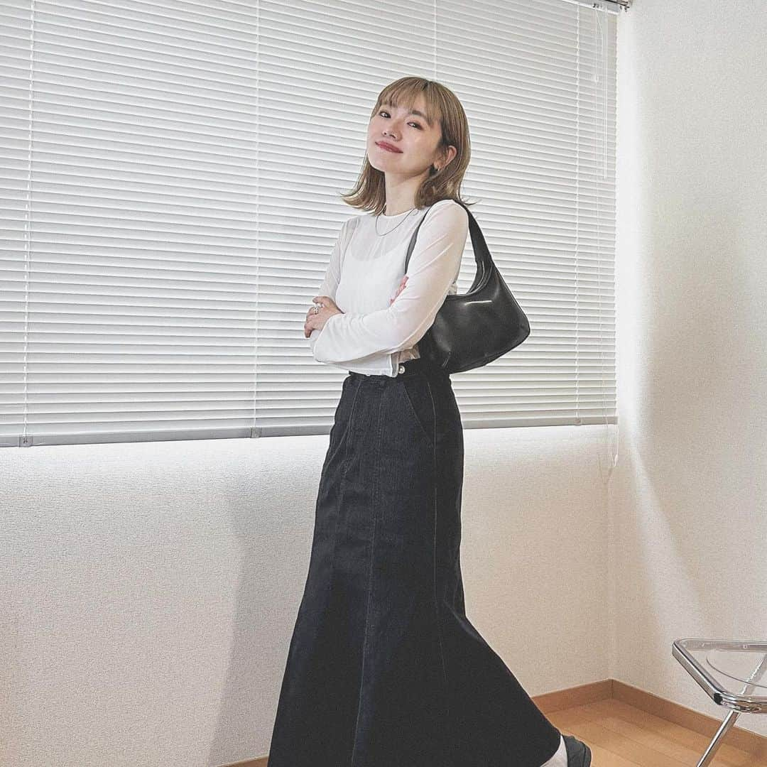 かほこ。さんのインスタグラム写真 - (かほこ。Instagram)「ㅤㅤㅤㅤㅤㅤㅤㅤㅤㅤㅤㅤㅤ ㅤㅤㅤㅤㅤㅤㅤㅤㅤㅤㅤㅤㅤ top : #uniqlo × #mamekurogouchi denim skirt : #amel bag : #levernis ㅤㅤㅤㅤㅤㅤㅤㅤㅤㅤㅤㅤㅤ 3色買いしたシアートップスのホワイトに、ブラックデニムのマーメイドスカートを合わせて女性らしいけどカジュアルさもあるスタイルに❣️ ㅤㅤㅤㅤㅤㅤㅤㅤㅤㅤㅤㅤㅤ サンダル合わせたかったけど雨だったのでローファーに、、でもブーツにすれば良かったかな🥲失敗 ㅤㅤㅤㅤㅤㅤㅤㅤㅤㅤㅤㅤㅤ この日はいろんな人に痩せた？と言われたので、着痩せする組み合わせかもしれない✌︎♥ （実際は去年より+3kgですやばいまじで） ㅤㅤㅤㅤㅤㅤㅤㅤㅤㅤㅤㅤㅤ #kaho_fashion」6月15日 20時55分 - xxokohakxx