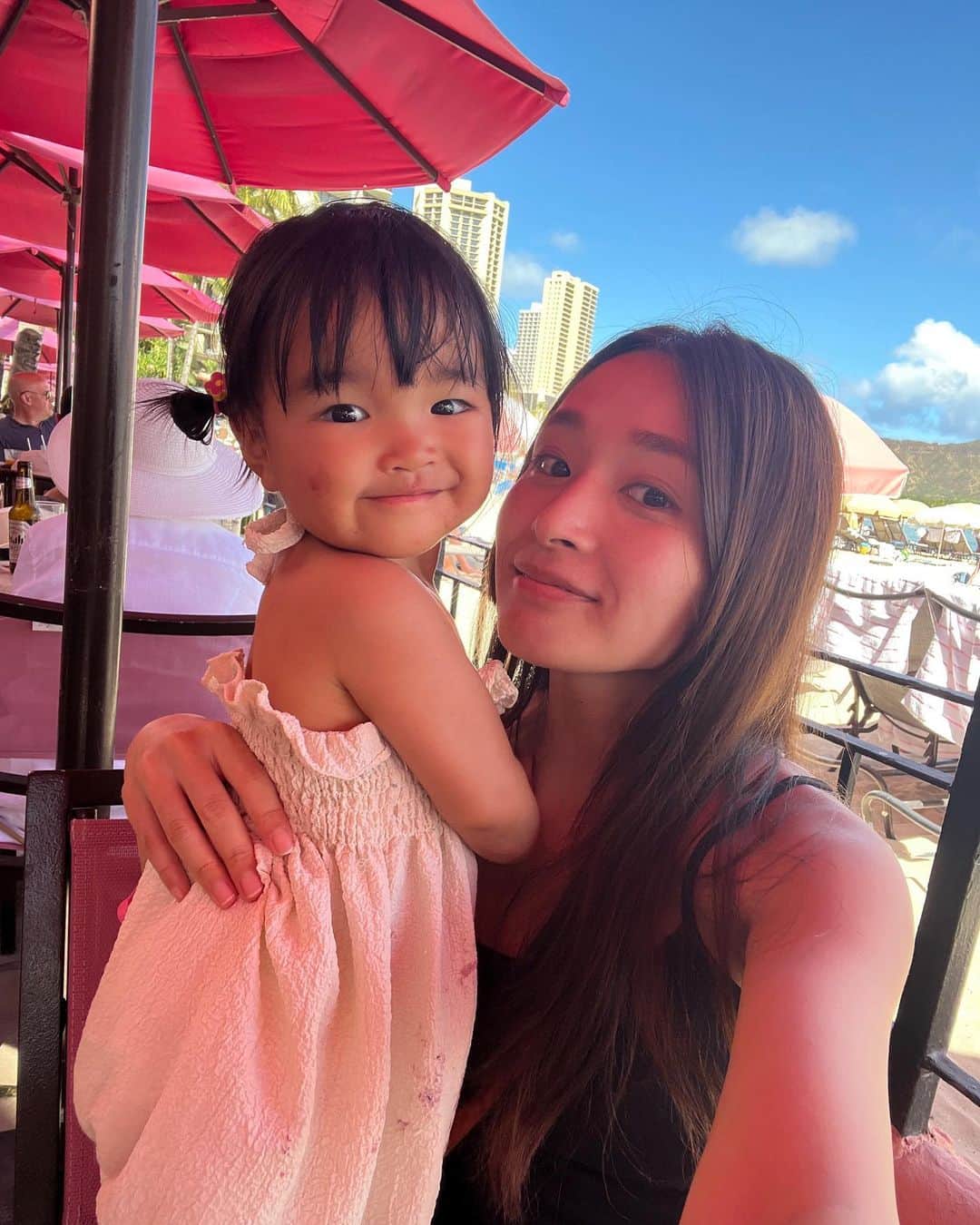 HISANAさんのインスタグラム写真 - (HISANAInstagram)「初めてのHonolulu zoo🐘🐢🦒🦓 色んな動物に会えた🫶 すずちゃんはとくにかめさんとオラウータンがお気に入りでした☺️ ぞうさんよりもぞうさんの💩見て、ずっとpoop！poop！言ってたすずちゃん🤣 動物園なのに全然臭くなくてびっくりした。笑笑  遊具もあってそこで嬉しそうに遊んでたすずちゃん👧🏽🩵 楽しかった〜😘  日本の動物園みたいにめちゃくちゃ坂道とかないからベビーカー押しながらまわりやすかったです◎  ちなみに入園料は  Adults (13+)	$19.00 Children (3-12)	$11.00 Infants (Under 2)	Free  クレジットカード使えました☺️👌  動物園のあとホテルのマイタイバーで飲んだビールほんまにおいしかった…🍻 マイタイバーのトリュフフライ美味しすぎるので絶対食べてほしい🥹🍟  #1歳女の子#1歳7ヶ月#ママライフ#女の子ママ#子育て#育児記録#海外移住#フィリピン移住#フィリピン#マニラ#海外子育て#海外で子育て#ハワイ旅行#子連れハワイ#Honoluluzoo#19months」6月15日 20時56分 - hisana22