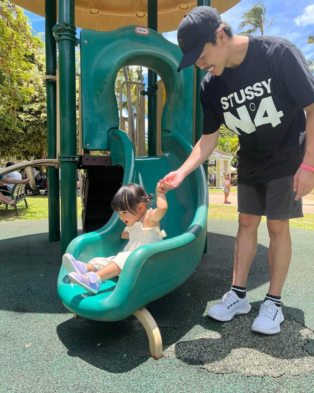 HISANAさんのインスタグラム写真 - (HISANAInstagram)「初めてのHonolulu zoo🐘🐢🦒🦓 色んな動物に会えた🫶 すずちゃんはとくにかめさんとオラウータンがお気に入りでした☺️ ぞうさんよりもぞうさんの💩見て、ずっとpoop！poop！言ってたすずちゃん🤣 動物園なのに全然臭くなくてびっくりした。笑笑  遊具もあってそこで嬉しそうに遊んでたすずちゃん👧🏽🩵 楽しかった〜😘  日本の動物園みたいにめちゃくちゃ坂道とかないからベビーカー押しながらまわりやすかったです◎  ちなみに入園料は  Adults (13+)	$19.00 Children (3-12)	$11.00 Infants (Under 2)	Free  クレジットカード使えました☺️👌  動物園のあとホテルのマイタイバーで飲んだビールほんまにおいしかった…🍻 マイタイバーのトリュフフライ美味しすぎるので絶対食べてほしい🥹🍟  #1歳女の子#1歳7ヶ月#ママライフ#女の子ママ#子育て#育児記録#海外移住#フィリピン移住#フィリピン#マニラ#海外子育て#海外で子育て#ハワイ旅行#子連れハワイ#Honoluluzoo#19months」6月15日 20時56分 - hisana22