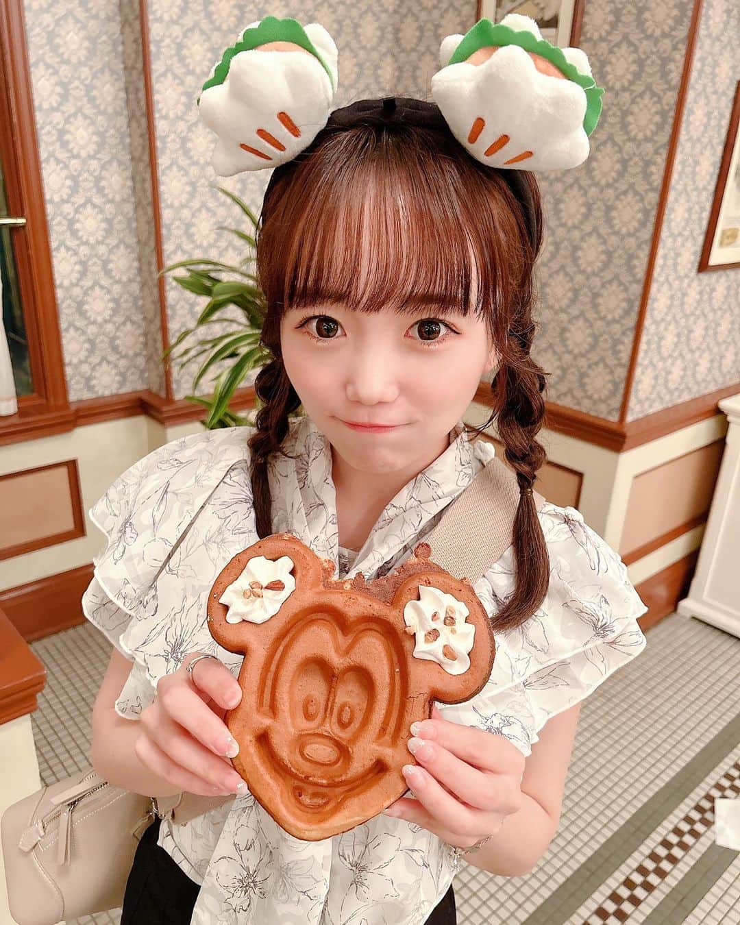 小日向夏実のインスタグラム：「🧁🤍  ディズニーのワッフル好きなんだよね🫶  24日会えると嬉しいな！ プロフィールにURL貼ってあります！  #ディズニー #ディズニーコーデ #東京ディズニーランド #ディズニーランド #夢の国 #カチューシャ #ワッフル #スイーツ #舞浜 #ミッキー #japanesegirl #followｍe #いいね歓迎」