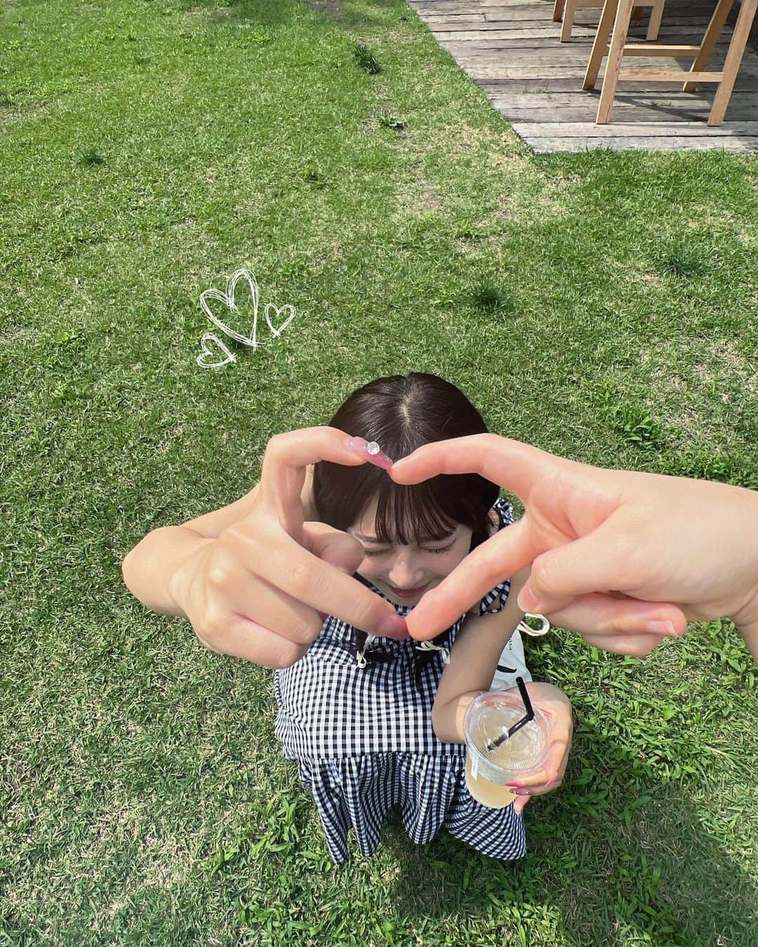 すずのインスタグラム：「🌱🌱  この撮り方かわいい~♡ @caa__.oo の手‪🫶🏻🤍 ̖́-‬  このワンピはすず初Originalです…♡ めっちゃかわいいのよ〜🪿」