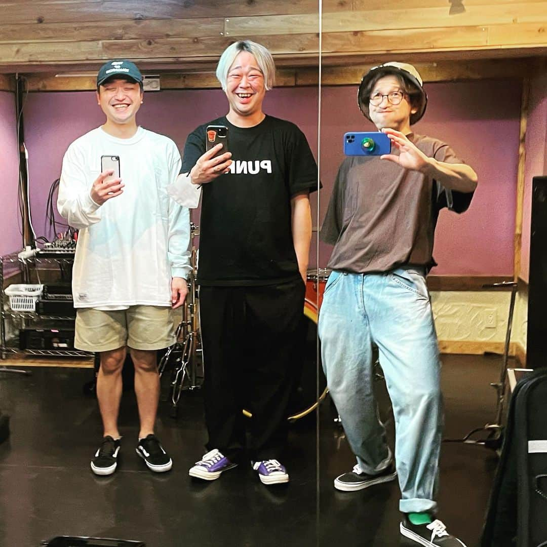 渡邊忍さんのインスタグラム写真 - (渡邊忍Instagram)「【ユウタとツウィンギター🎸】 週末のサタニックカーニバルに向けて3人だけでも入念に特訓🏋️🏋️‍♂️🏋️ #lowiq01andtherhythmmakersplus #ダッチワイフの形態模写 #ポパイの形態模写」6月15日 20時58分 - watanabeshinobu