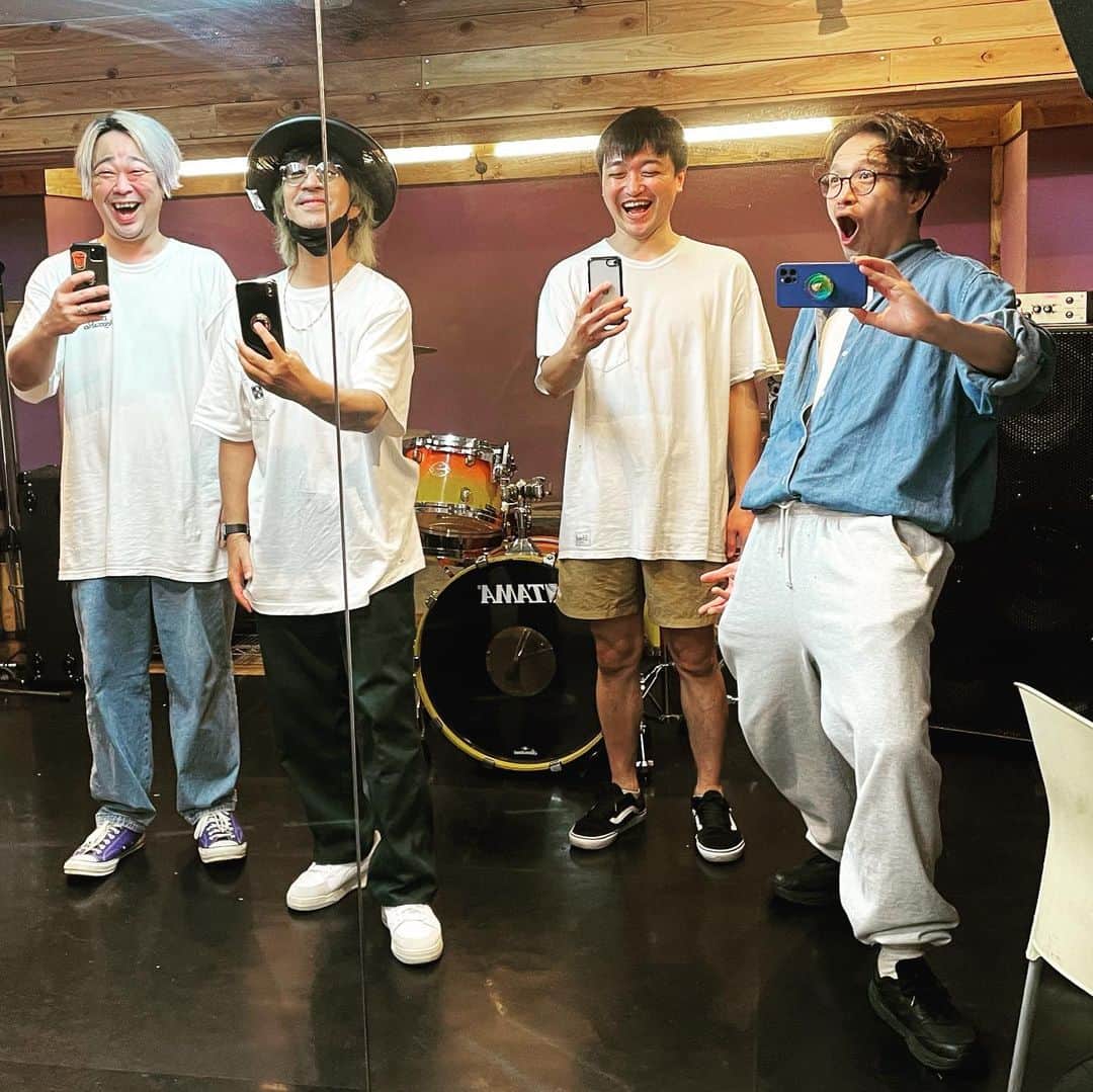 渡邊忍のインスタグラム：「【ユウタとツウィンギター🎸】 週末のサタニックカーニバルに向けて3人だけでも入念に特訓🏋️🏋️‍♂️🏋️ #lowiq01andtherhythmmakersplus #ダッチワイフの形態模写 #ポパイの形態模写」