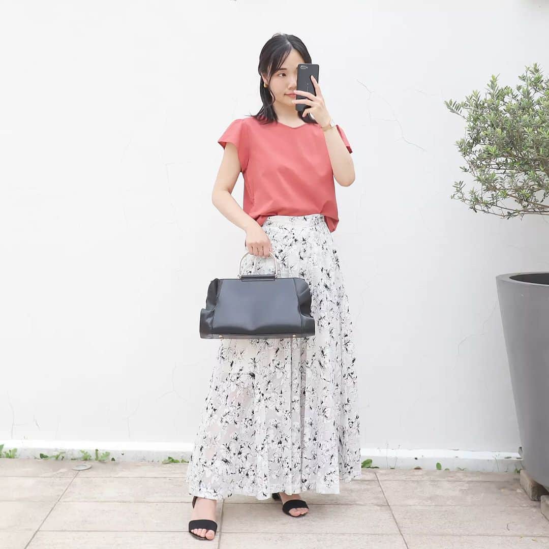 Eri Satoのインスタグラム：「【🛍EDIST. CLOSET サステナSALE🛍】 · @edist.store のサステナSALE、 本日15日でラストです！！ こちらもサステナSALEのセットに入っているアイテム。 私にしては珍しい色だけど イエベにピッタリ🍎肌映り良いです✨ · 【サステナSALE】 開催日程：2023年5月19日(金)〜6月15日(木） サイト：EDIST. WEB STORE アウトレットコーナー https://closet.edist.jp/store/outlet · ・トップス5点セット ¥5,500(taxin) https://closet.edist.jp/store/outlet/1492 · ・ボトム4点セット ¥6,600(taxin) https://closet.edist.jp/store/outlet/1493 · ・トップス5点+ボトム4点＝ 9点セット¥1,1000 https://closet.edist.jp/store/outlet/1494 · 送料は無料だよ！ ぜひチェックしてみてね👀✨ · · @edist.store  #edistcloset  #edistclosetコーデ  #エディクロサステナsale #サスティナブル#ファッション#コーデ#カジュアルコーデ#オフィスコーデ#ママコーデ#きれいめコーデ」