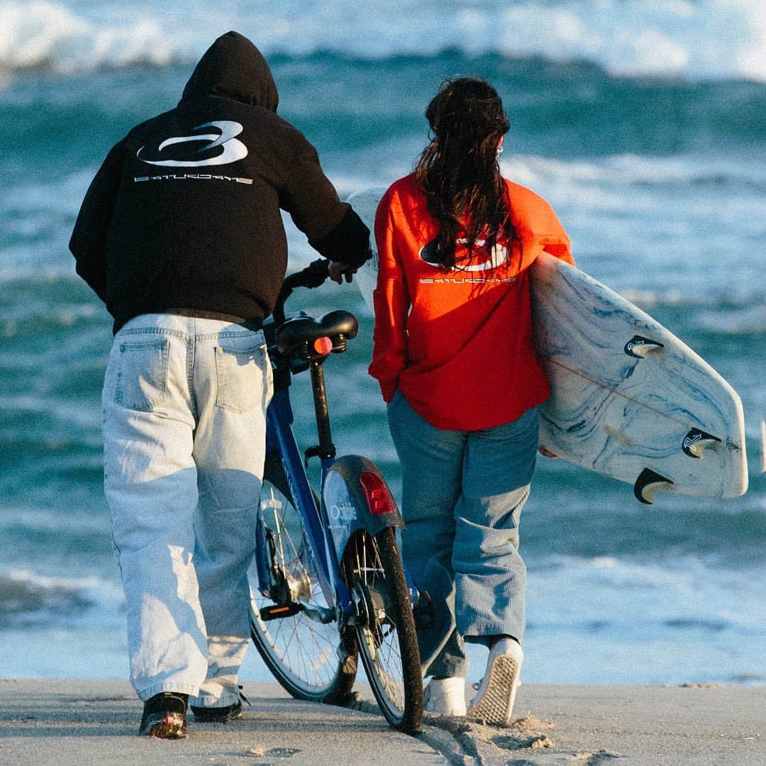HYPEBEASTさんのインスタグラム写真 - (HYPEBEASTInstagram)「@hypebeaststyle: Surf-inspired lifestyle label @saturdaysnyc has tapped @oakley for an eyewear and apparel collection, inspired by the duality of city and beach lifestyles. Driven by a shared penchant for free-spiritedness, the two labels aim to showcase how surfing goes beyond the sport itself, with a selection of retro-inspired styles.⁠ ⁠ The latest offering features pieces like the Oakley Hydra frames which have been reimagined with Saturdays’ vibrant Prizm™ Ruby lenses. Elsewhere, co-branded hoodies, T-shirts, and boardshorts are also included, adhering to both metropolitan and boardwalk dress codes. ⁠ ⁠ For those interested, the capsule will be available starting on June 15 via both brands. ⁠ Photo: Saturdays NYC/Oakley」6月15日 21時01分 - hypebeast