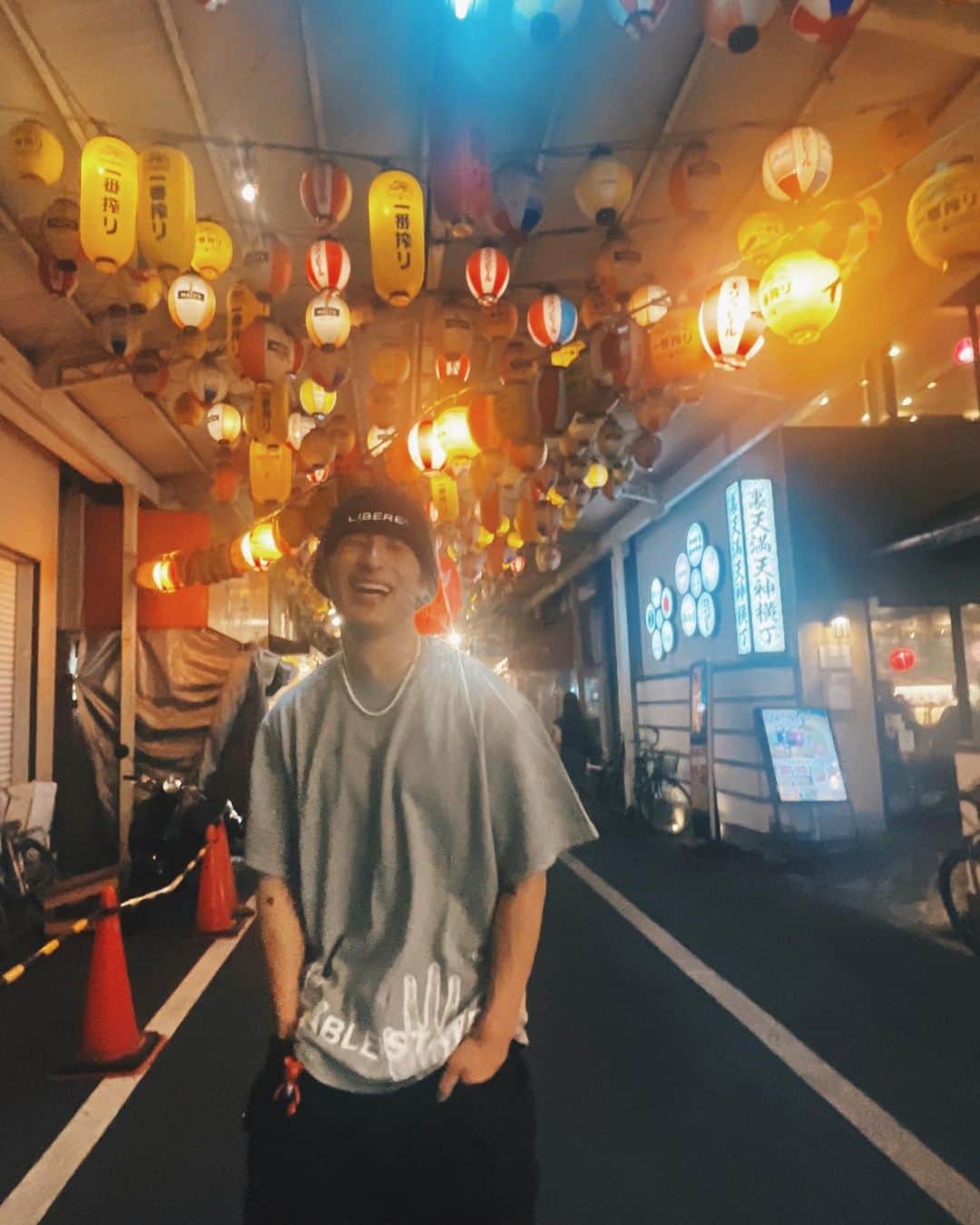 JustIn (ジャスティン)さんのインスタグラム写真 - (JustIn (ジャスティン)Instagram)「大阪のある通りにて。 どこやっけここ笑笑  #大阪　#日本一周 #キャンピングカー #緑の人 #ジャスティン」6月15日 21時02分 - just_in1102