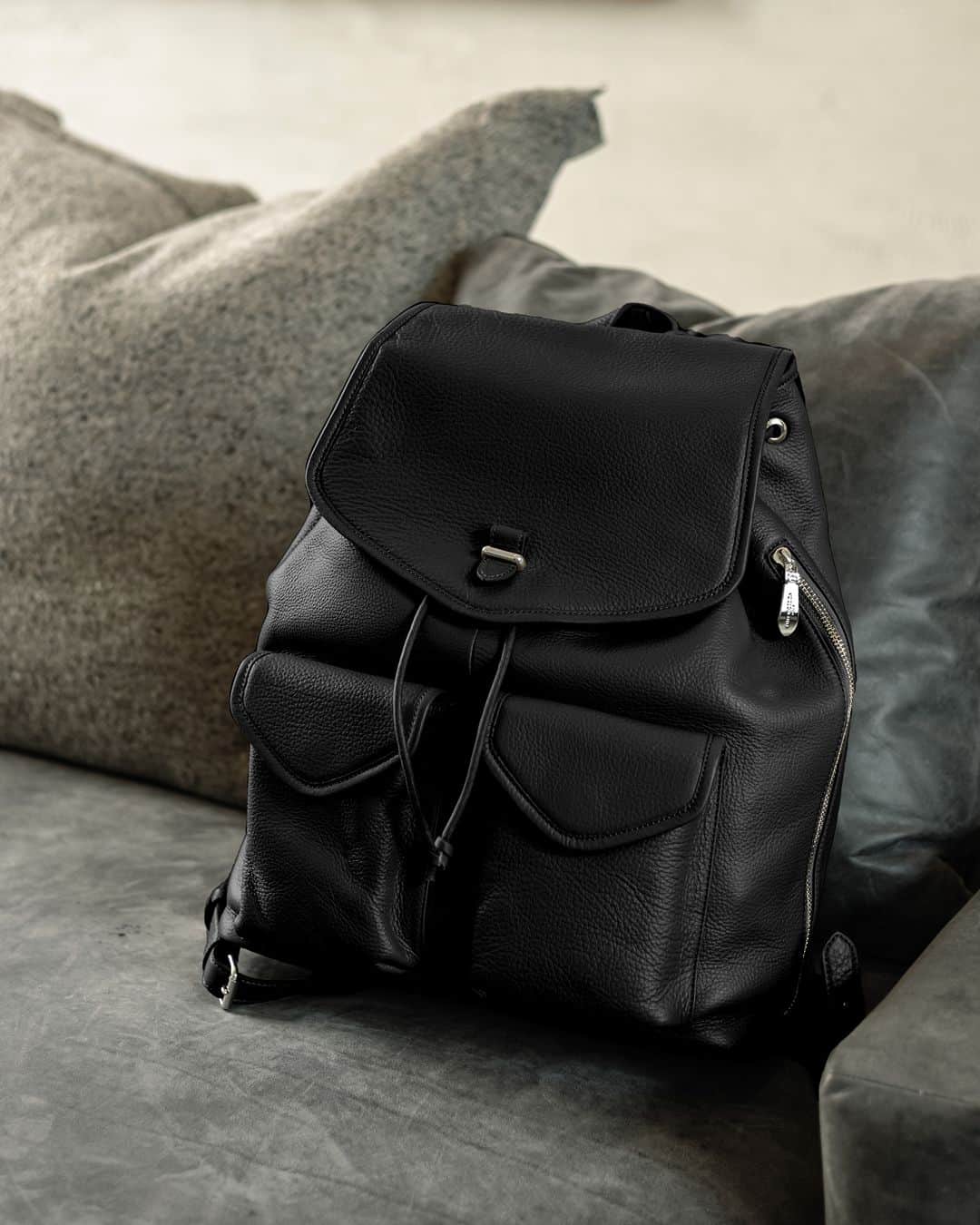 PELLEMORBIDA_Officialさんのインスタグラム写真 - (PELLEMORBIDA_OfficialInstagram)「Recommend Item ▪MB071 Backpack ￥69,300（in tax） color: Black,Charcoal Gray,Dark Brown,Navy,Orange,Red,Taupe  大人っぽく随所に丸みと柔らかさを演出したPELLE MORBIDAらしいエレガントなバックパック。 口が大きく開く巾着仕様や、サイドの内装貫通のファスナーなど、機能面も抜群です。  #pellemorbida #ペッレモルビダ #モルビダ  #madeinjapan #japanmade #日本製  #backpack #バックパック」6月15日 21時02分 - pellemorbida715