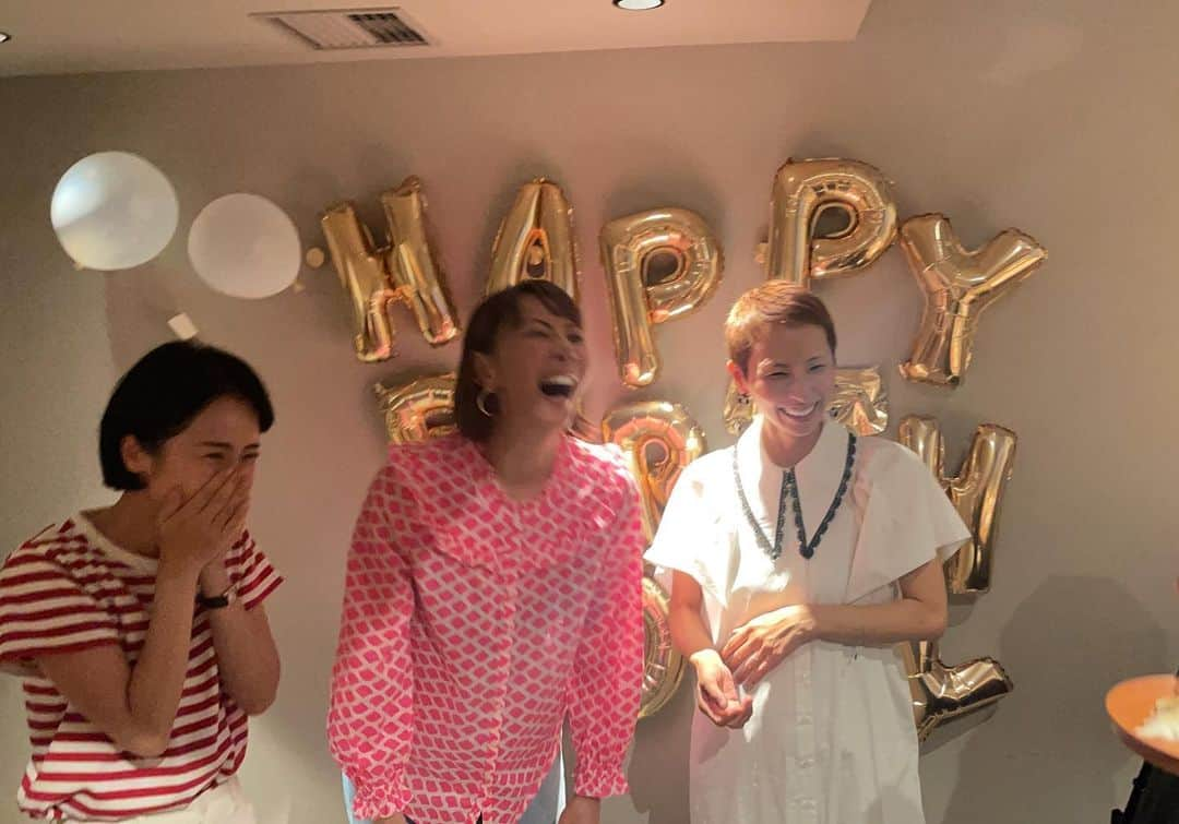 映美くららさんのインスタグラム写真 - (映美くららInstagram)「. 6.15 誕生日を迎えました。  1年1年　年齢を重ねる中で 若い頃には巡り会えなかった役や作品にチャレンジできることは、 ただただ応援してくださる皆さまのおかげです。 本当にありがとうございます！  今日はいつも通り、平常運転、 いやむしろいつもより何かちょっとキツくて、ピリピリ母さんになったことを反省しています。 目の前にある大切な日常を送れることが1番いいことなのかもしれないですね。  仲間たちとの写真。（時差投稿です） この日は私も星組っ子に戻り、 サプライズでお祝いしていただきました。 とよ子さん（涼紫央さん）いつもありがとうございます♡ 愛おしい一個下の８６期の子達、下級生、みんなで集まることができました💫 楽しそうでしょ。  #はまちゃん千恵もおめでとう♡ #1枚目は同期写真⭐︎ #赤白ボーダーでウォーリーと言われたよ♡ #陽月華ちゃんはマリンルックですね♡と」6月15日 21時03分 - emikurara_official