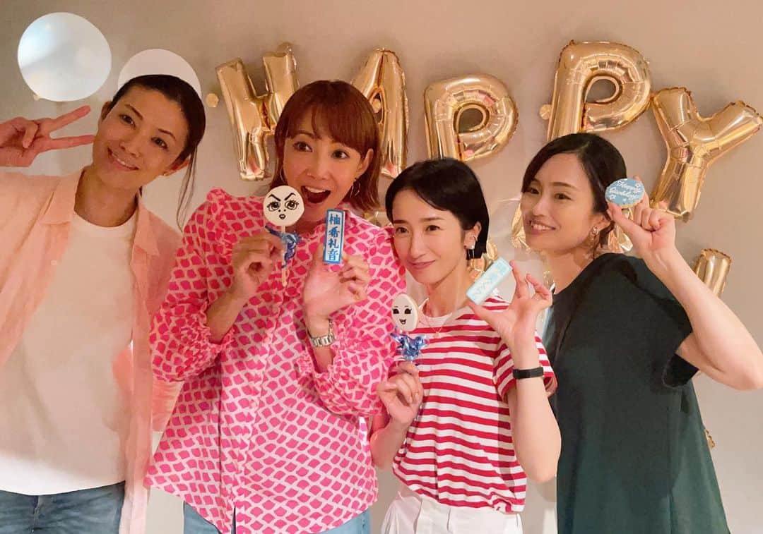 のインスタグラム：「. 6.15 誕生日を迎えました。  1年1年　年齢を重ねる中で 若い頃には巡り会えなかった役や作品にチャレンジできることは、 ただただ応援してくださる皆さまのおかげです。 本当にありがとうございます！  今日はいつも通り、平常運転、 いやむしろいつもより何かちょっとキツくて、ピリピリ母さんになったことを反省しています。 目の前にある大切な日常を送れることが1番いいことなのかもしれないですね。  仲間たちとの写真。（時差投稿です） この日は私も星組っ子に戻り、 サプライズでお祝いしていただきました。 とよ子さん（涼紫央さん）いつもありがとうございます♡ 愛おしい一個下の８６期の子達、下級生、みんなで集まることができました💫 楽しそうでしょ。  #はまちゃん千恵もおめでとう♡ #1枚目は同期写真⭐︎ #赤白ボーダーでウォーリーと言われたよ♡ #陽月華ちゃんはマリンルックですね♡と」