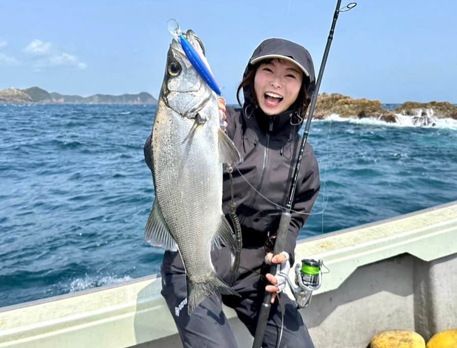 高本采実さんのインスタグラム写真 - (高本采実Instagram)「🎣 4月中旬。 ひっさしぶりのボートヒラスズキへ！  今回私の個人目標はズバリ！ 「あやみんイワシ」でヒラスズキGET！  ということで、思いを込めて作ったオリカラルアーに期待を乗せて、サラシに向かってキャスティング！  狙ったところで出た魚と勝負できるの楽しいー！！！  そして本命のあやみんイワシで！！ 最高すぎる。 オリカラで釣れる魚は格別に嬉しい😻❤️  全員安打で楽しおもしろゲームでした！✨  ■tackle rod：currentes 82 @transcendence_japan  reel：STRADIC 4000 @shimanofishing_jp  line：PE1号，ﾌﾛﾛ35lb lure：SET UPPER 125S-DR，97S-DR「あやみんイワシ」 @daiwa_japan  True-round 115F「ヒットマンブルー」 @evergreen_saltwaterfishing  snap：FAST SNAP-41 (1) @bkk_japan  ring：SPLIT RING 51(4) @bkk_japan  hook：SPEAR 21-SS (6) @bkk_japan   ⛴️まんぼう丸（徳島県）  . . . .  #ボートヒラスズキ #ヒラスズキ #あやみんイワシ #セットアッパー #まんぼう丸 #釣り動画 #キャスティング #徳島 #釣果 #釣り好き #釣りガール #大物ハンター #アングラー #fishinggirl #钓鱼 #高本采実 #あやみん #ayamistagram」6月15日 21時05分 - ayami__summer