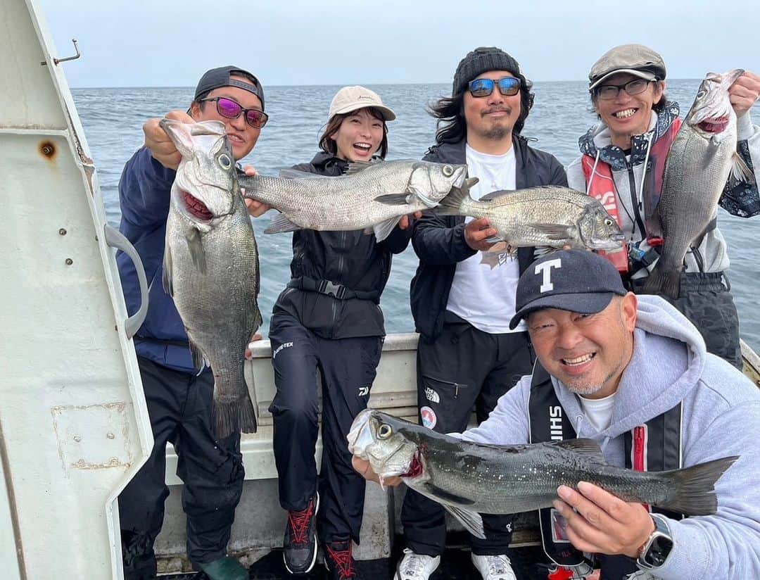 高本采実さんのインスタグラム写真 - (高本采実Instagram)「🎣 4月中旬。 ひっさしぶりのボートヒラスズキへ！  今回私の個人目標はズバリ！ 「あやみんイワシ」でヒラスズキGET！  ということで、思いを込めて作ったオリカラルアーに期待を乗せて、サラシに向かってキャスティング！  狙ったところで出た魚と勝負できるの楽しいー！！！  そして本命のあやみんイワシで！！ 最高すぎる。 オリカラで釣れる魚は格別に嬉しい😻❤️  全員安打で楽しおもしろゲームでした！✨  ■tackle rod：currentes 82 @transcendence_japan  reel：STRADIC 4000 @shimanofishing_jp  line：PE1号，ﾌﾛﾛ35lb lure：SET UPPER 125S-DR，97S-DR「あやみんイワシ」 @daiwa_japan  True-round 115F「ヒットマンブルー」 @evergreen_saltwaterfishing  snap：FAST SNAP-41 (1) @bkk_japan  ring：SPLIT RING 51(4) @bkk_japan  hook：SPEAR 21-SS (6) @bkk_japan   ⛴️まんぼう丸（徳島県）  . . . .  #ボートヒラスズキ #ヒラスズキ #あやみんイワシ #セットアッパー #まんぼう丸 #釣り動画 #キャスティング #徳島 #釣果 #釣り好き #釣りガール #大物ハンター #アングラー #fishinggirl #钓鱼 #高本采実 #あやみん #ayamistagram」6月15日 21時05分 - ayami__summer