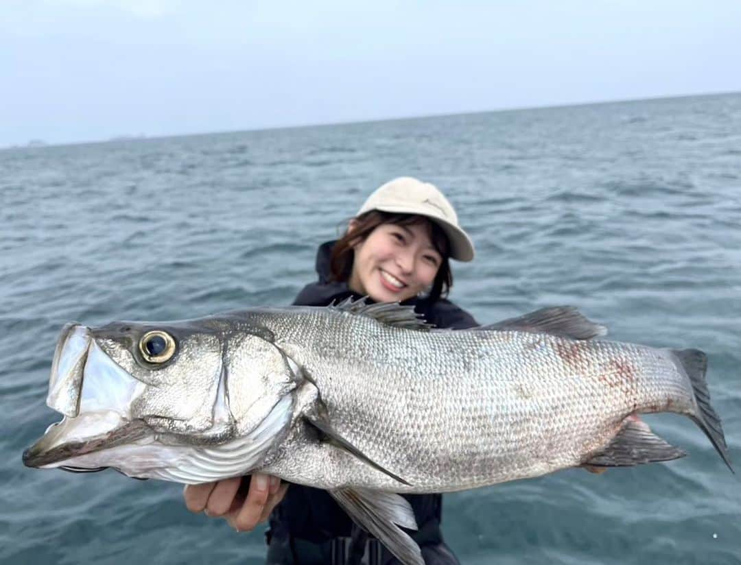 高本采実さんのインスタグラム写真 - (高本采実Instagram)「🎣 4月中旬。 ひっさしぶりのボートヒラスズキへ！  今回私の個人目標はズバリ！ 「あやみんイワシ」でヒラスズキGET！  ということで、思いを込めて作ったオリカラルアーに期待を乗せて、サラシに向かってキャスティング！  狙ったところで出た魚と勝負できるの楽しいー！！！  そして本命のあやみんイワシで！！ 最高すぎる。 オリカラで釣れる魚は格別に嬉しい😻❤️  全員安打で楽しおもしろゲームでした！✨  ■tackle rod：currentes 82 @transcendence_japan  reel：STRADIC 4000 @shimanofishing_jp  line：PE1号，ﾌﾛﾛ35lb lure：SET UPPER 125S-DR，97S-DR「あやみんイワシ」 @daiwa_japan  True-round 115F「ヒットマンブルー」 @evergreen_saltwaterfishing  snap：FAST SNAP-41 (1) @bkk_japan  ring：SPLIT RING 51(4) @bkk_japan  hook：SPEAR 21-SS (6) @bkk_japan   ⛴️まんぼう丸（徳島県）  . . . .  #ボートヒラスズキ #ヒラスズキ #あやみんイワシ #セットアッパー #まんぼう丸 #釣り動画 #キャスティング #徳島 #釣果 #釣り好き #釣りガール #大物ハンター #アングラー #fishinggirl #钓鱼 #高本采実 #あやみん #ayamistagram」6月15日 21時05分 - ayami__summer