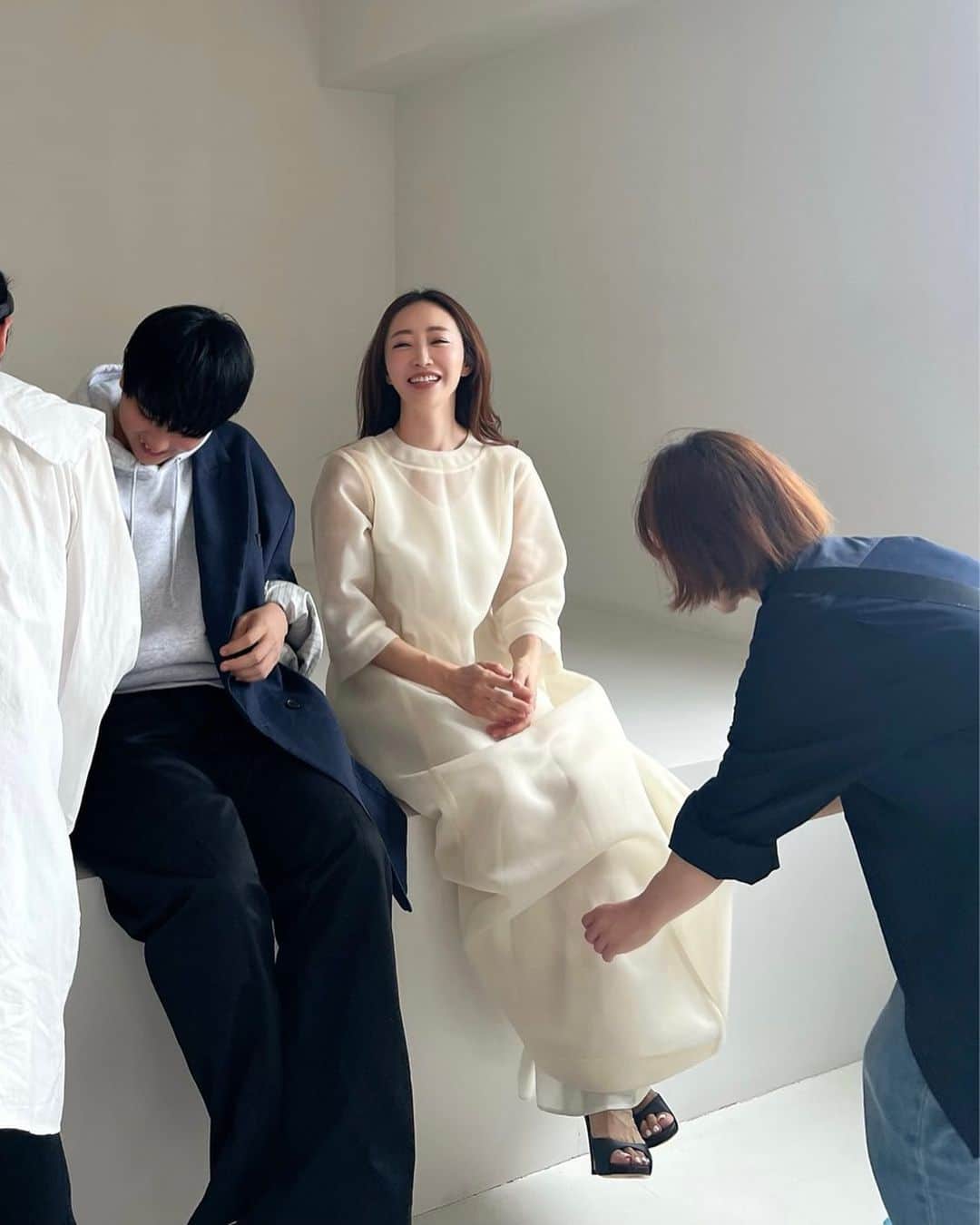 神崎恵のインスタグラム：「・ 息子との撮影。 ふたりで美容の話をしました。 スタッフみなさんのあたたかさの中、 和やかに撮影を終えることができました🙏✨ @maquia.magazine (１０月号　８月発売)でシェアビューティーの特集です。 息子と美容の話ができることも嬉しいし、 美容が年齢、性別関係なく楽しめるものになったことがとても嬉しいです。」