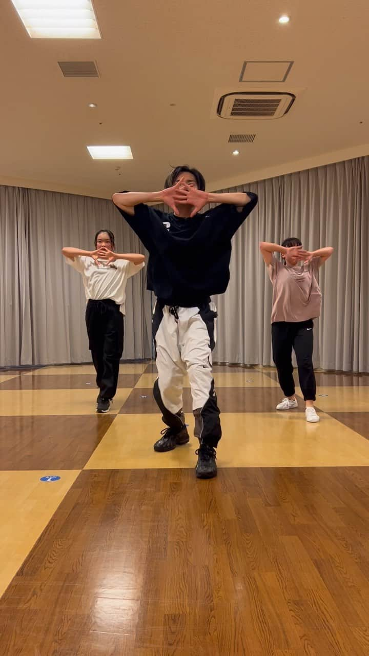 細川優のインスタグラム：「Super / @saythename_17   choreo by @yuhosokawa   #super #seventeen  #dance  #hiphop #randb #kpop #lesson #ダンス #ヒップホップ #ダンスレッスン #choreograph #avexdancemaster #吉本興業 #振付 #yu #yuhosokawa #細川優」