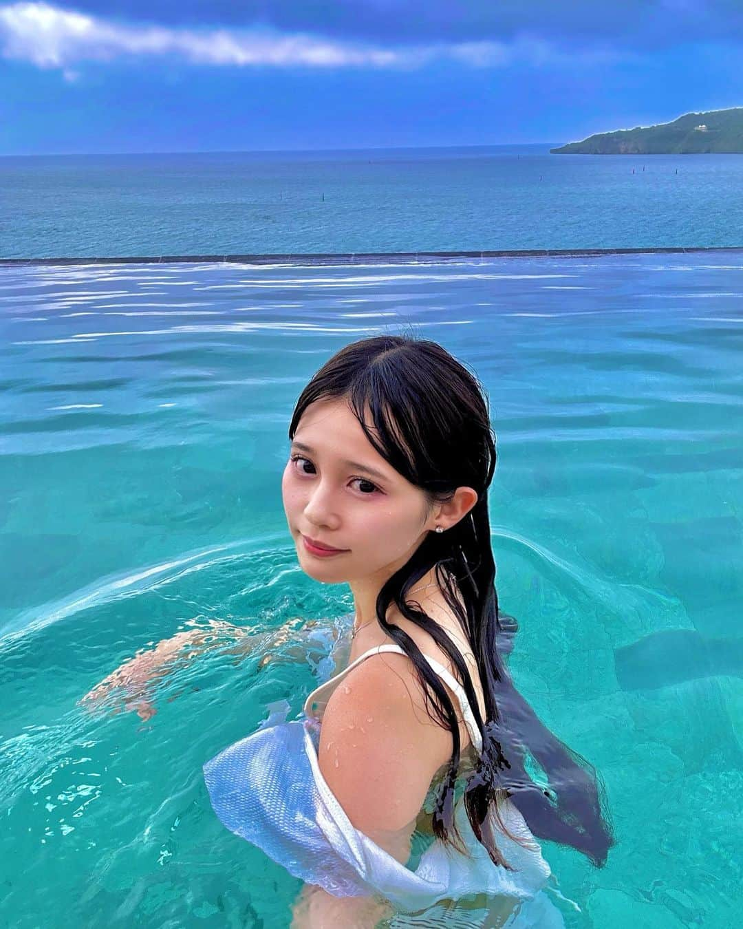 村川緋杏さんのインスタグラム写真 - (村川緋杏Instagram)「1泊2日弾丸沖縄旅行✈️  ずっと泊まってみたかった 『カヤツマ沖縄』贅沢しに行ってきた🏖  📍沖縄本島にある古宇利島近く  びびが泊まったお部屋のなかには 「ととのえ親方」が監修したサウナがあって!!  初めて入ったんだけど木の匂い素敵だし ロウリュもできるし何より個室！本当に最強🧖‍♀️🔥  そしてそしてびびの大好きなプールと プライベートビーチもあって🏖💙 （どっちも非現実的すぎてびっくり😂）  帰ってきてからもずっと 写真見返してる🥹笑  もう早くまた行きたい〜😤💕  #kayatsuma #沖縄」6月15日 21時17分 - murakawabibiann