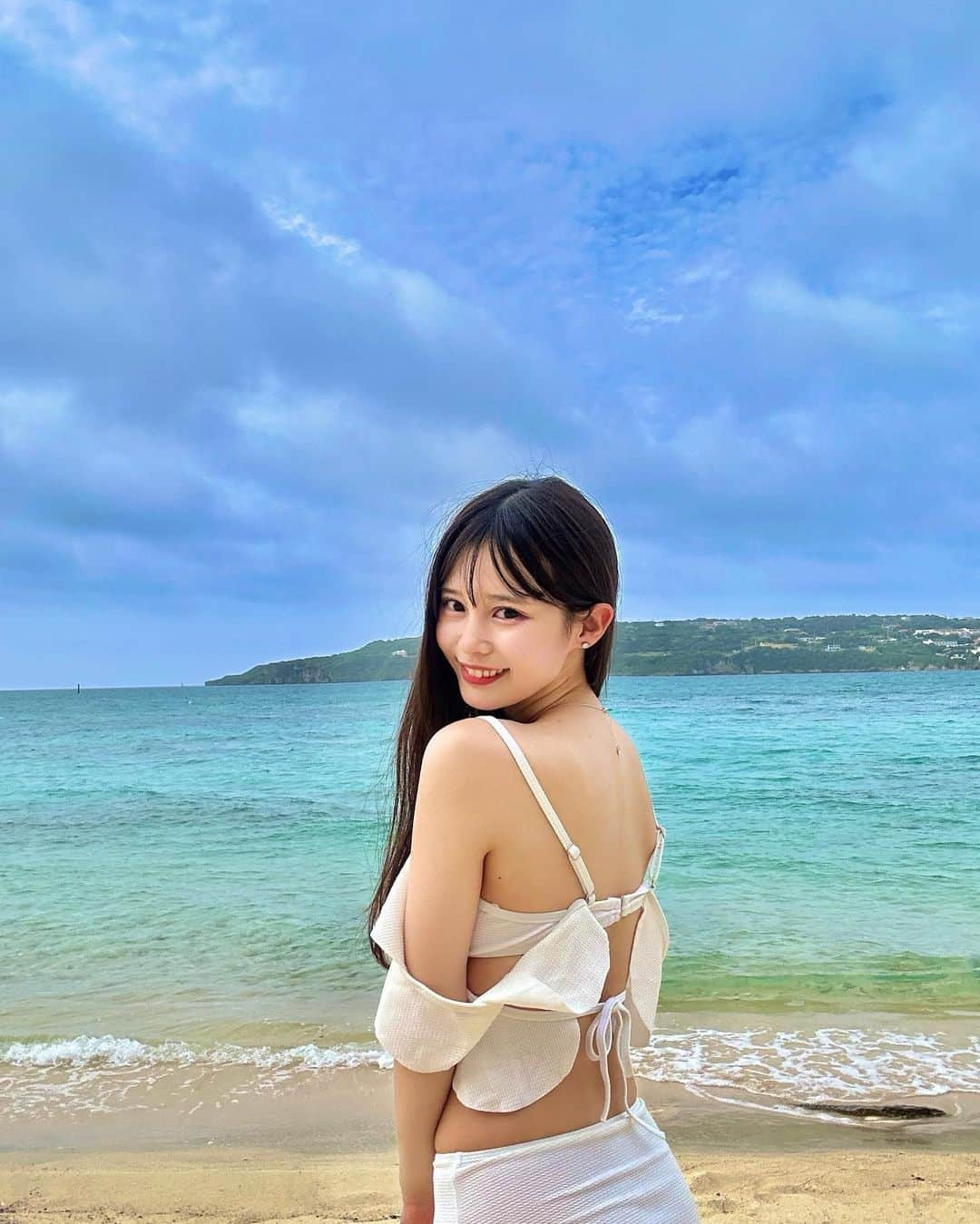 村川緋杏さんのインスタグラム写真 - (村川緋杏Instagram)「1泊2日弾丸沖縄旅行✈️  ずっと泊まってみたかった 『カヤツマ沖縄』贅沢しに行ってきた🏖  📍沖縄本島にある古宇利島近く  びびが泊まったお部屋のなかには 「ととのえ親方」が監修したサウナがあって!!  初めて入ったんだけど木の匂い素敵だし ロウリュもできるし何より個室！本当に最強🧖‍♀️🔥  そしてそしてびびの大好きなプールと プライベートビーチもあって🏖💙 （どっちも非現実的すぎてびっくり😂）  帰ってきてからもずっと 写真見返してる🥹笑  もう早くまた行きたい〜😤💕  #kayatsuma #沖縄」6月15日 21時17分 - murakawabibiann