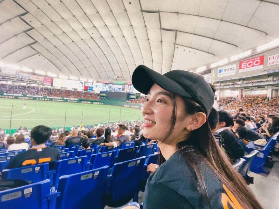 辻祐香のインスタグラム：「. 昨日、セ・パ交流戦 巨人対西武 観て来ましたー⚾️  実は野球が好きなのです(急)  我が家は父が巨人ファンなので昔から応援するのは巨人。 しっかり岡本選手のシャツを着て応援。  岡本選手のホームランに 丸選手のスーパーキャッチ 中田選手の通算1500安打 ピッチャーは戸郷投手 完勝。  と最高な展開に大興奮だったのです。  が、  実は西武の源田選手が大好きな辻。 人の良さがプレーに出まくっていると勝手に思っています。WBCの映画でまんまと泣いた。 (なんなら対戦相手が西武且つ怪我から源田選手が復帰するまで計算してチケット取った)  その源田選手がとんでもねえファインプレーキャッチしたんですよ。もうドーム中が大興奮&大賞賛の拍手。こういう時の敵味方関係ないスポーツマンシップ最高。  今日はめちゃヒヤヒヤの大ピンチで登板からのダブルプレーで抑えた中川投手素晴らしかった。 巨人、サヨナラ勝ち&交流戦単独首位👋  #セパ交流戦  #読売巨人軍  #西武ライオンズ  #源田たまらん」