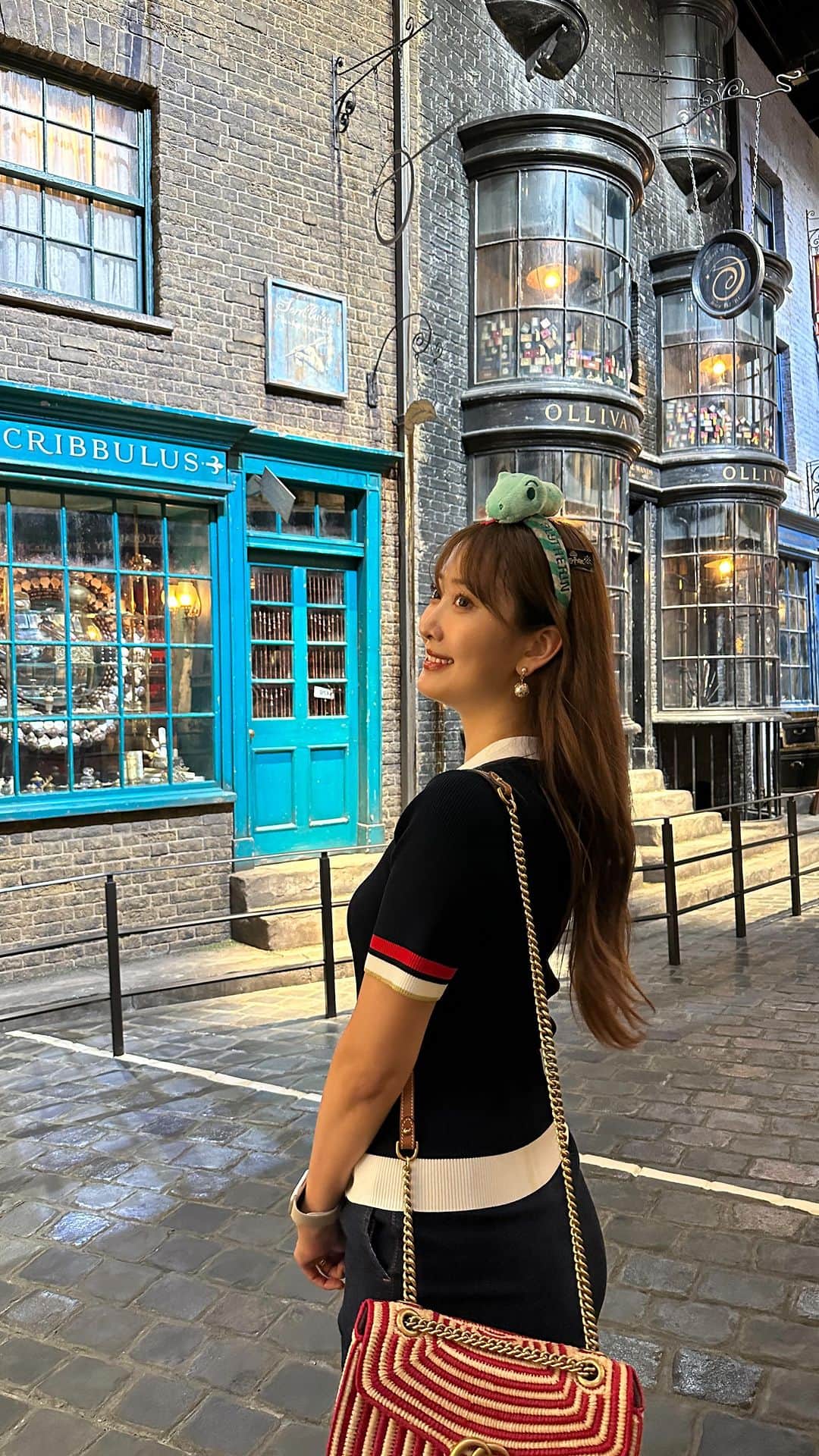 佐達ももこのインスタグラム：「6月16日にオープンする @wbtourtokyo メイキング・オブ・ハリーポッター に一足お先に行かせていただきました❤️‍🔥  いやぁもう凄すぎた！！！！ 想像の何倍ものボリューム感😍！  細部まで細かく、ハリーポッターの世界が表現されていて マニアには本当にたまらない施設！  この動画はほんのごく一部で テーマパークとはまた違った 自分がハリーポッターの世界の一部になれるような 楽しい仕掛けが沢山あった😭🤍  グッズ売り場の規模もすごいし、 時間には余裕を持って、歩きやすい靴で行った方がいい！笑 バタービールおいしかったな🍺😉  #ハリーポッター#ハリポタツアー#メイキングオブハリーポッター」