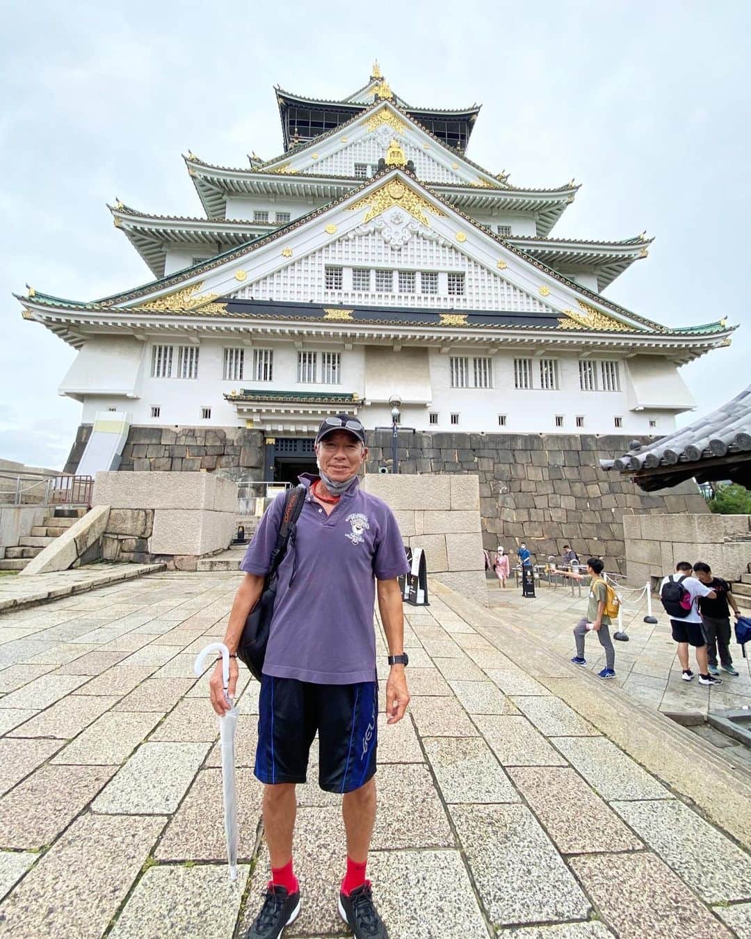 のインスタグラム：「2度目の来城🏯  3枚目、水たまりに 逆さ城発見‼️  念願の10円パンGET👍🏻 イェーイ✌🏻✌🏻 (値段は10円ではありませんでした〜😂)  #大阪城 #10円パン」