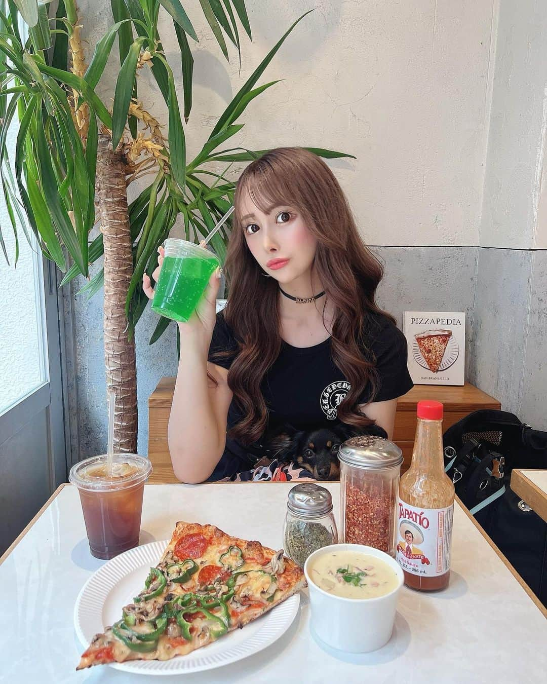 SHIHOさんのインスタグラム写真 - (SHIHOInstagram)「. . PIZZA🍕🩷 . (( @thepizza_tokyo )) . . @lon.k.1022 と @shipi0520 と ピザランチ🫨🤍🤍🤍 . ろんろん可愛すぎるでしょ🥹🩷 店内もわんちゃんOK🐶！ . . . ここのピザとっても大きくて 美味しくてお気に入りに追加🙋🩷🩷 . クラムチャウダーも具がたくさん入ってて 濃厚で最高だった〜( ¨̮ )☀️ . . .」6月15日 21時14分 - cham_pipi