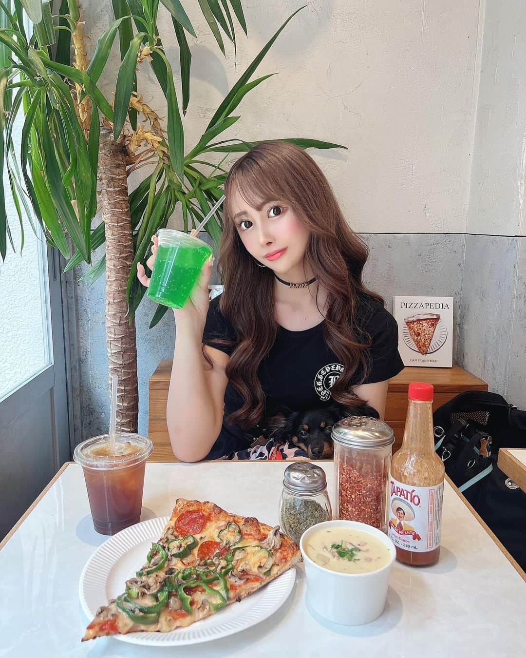 SHIHOさんのインスタグラム写真 - (SHIHOInstagram)「. . PIZZA🍕🩷 . (( @thepizza_tokyo )) . . @lon.k.1022 と @shipi0520 と ピザランチ🫨🤍🤍🤍 . ろんろん可愛すぎるでしょ🥹🩷 店内もわんちゃんOK🐶！ . . . ここのピザとっても大きくて 美味しくてお気に入りに追加🙋🩷🩷 . クラムチャウダーも具がたくさん入ってて 濃厚で最高だった〜( ¨̮ )☀️ . . .」6月15日 21時14分 - cham_pipi