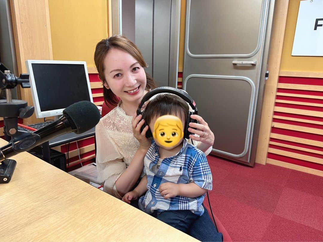 佐井祐里奈のインスタグラム：「✨FM AICHI SPECIAL WEEK✨  ＜あいことば＞を聴いてFM AICHI のオフィシャルサイトから応募すると、 あいちのおいしいお米🌾 『愛ひとつぶ』🌾が抽選で当たります🎯  ぜひ聞いてくだサイ🦏🦏🦏（タイムフリーでも生放送でも😚🎵）  写真は急な代打で、次男同伴で仕事をした時の❣️ 皆に可愛がってもらえてご満悦な様子でした😍可愛がってくださった皆さんありがとうございました❣️  ママがスタジオで喋ってる様子を、ディレクターに抱っこされながら不思議そうな顔🤔で見てたのが可愛かった🥺💕  優しい現場に感謝！エフエム愛知に感謝！！🙏✨✨  #FMAICHI #アフカラ807」