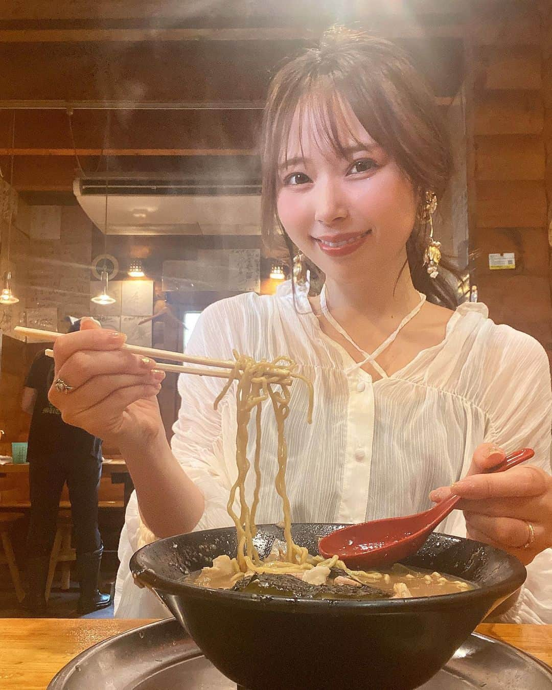 ゆいこ ◡̈♥︎さんのインスタグラム写真 - (ゆいこ ◡̈♥︎Instagram)「🍜🐷 ㅤㅤㅤㅤㅤㅤㅤㅤㅤㅤㅤㅤㅤ 奈良と京都の間らへんにある @muteppou1998 本店 ⚐ﾞ ㅤㅤㅤㅤㅤㅤㅤㅤㅤㅤㅤㅤㅤ ㅤㅤㅤㅤㅤㅤㅤㅤㅤㅤㅤㅤㅤ 感覚的には２００年ぶりやったけど ちゃんと完食できた！！🫡 胃が頑張ってくれた！！笑 ㅤㅤㅤㅤㅤㅤㅤㅤㅤㅤㅤㅤㅤ ㅤㅤㅤㅤㅤㅤㅤㅤㅤㅤㅤㅤㅤ相変わらず 濃くて美味しくて 濃くて 濃くて 美味しかった🤭🤍 ㅤㅤㅤㅤㅤㅤㅤㅤㅤㅤㅤㅤㅤㅤㅤㅤㅤㅤㅤㅤㅤㅤㅤㅤㅤㅤ ㅤㅤㅤㅤㅤㅤㅤㅤㅤㅤㅤㅤㅤ topt @grl_official 🔎［ nk05］ ㅤㅤㅤㅤㅤㅤㅤㅤㅤㅤㅤㅤㅤ ㅤㅤㅤㅤㅤㅤㅤㅤㅤㅤㅤㅤㅤ 1枚目は リボンを首に巻いてるけど サイトでは4枚目みたく 胸元で結んでた ‎‪𓍯 ‬ ㅤㅤㅤㅤㅤㅤㅤㅤㅤㅤㅤㅤㅤ お好みで良いと思うけど 個人的には クロスして首に巻くの すきっ ⸜  ෆ‪ ‪⸝‍ ㅤㅤㅤㅤㅤㅤㅤㅤㅤㅤㅤㅤㅤ ㅤㅤㅤㅤㅤㅤㅤㅤㅤㅤㅤㅤㅤ 着丈長めで おしり隠れるから 海とかプール行く方は 水着の上にも着れそう♡👙 ㅤㅤㅤㅤㅤㅤㅤㅤㅤㅤㅤㅤㅤㅤㅤㅤㅤㅤㅤㅤㅤㅤㅤㅤㅤㅤ ㅤㅤㅤㅤㅤㅤㅤㅤㅤㅤㅤㅤㅤㅤㅤㅤㅤㅤㅤㅤㅤㅤㅤㅤㅤㅤ #grl購入品 #grl」6月15日 21時22分 - yuiko__h