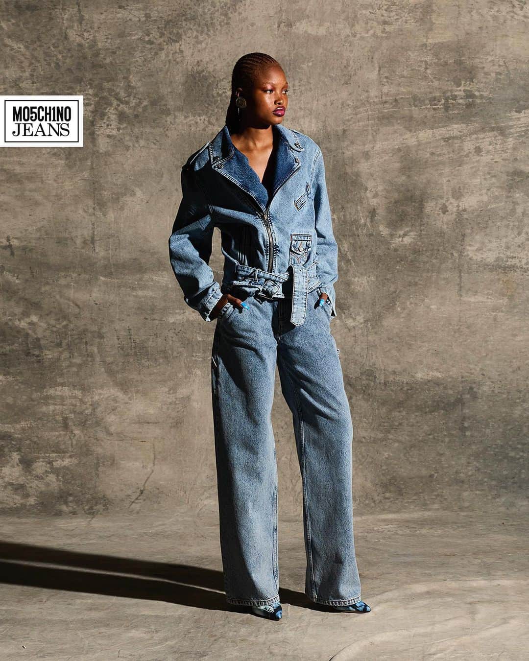 Moschinoのインスタグラム：「What happens when you combine high glamour silhouettes with the most versatile of fabrics? You get M05CH1N0 JEANS.    Find endless styles to choose from at the link in our bio.   #Moschino #MoschinoJeans」