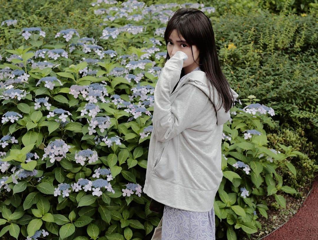 酒匂彩名さんのインスタグラム写真 - (酒匂彩名Instagram)「: 紫陽花の季節☔️ ようやくちょっと胃の調子がマシになってきました😂  久々にiPhoneじゃなくてカメラで撮ってもらったら、画像が違い過ぎ&綺麗すぎてびっくりしました🫢 悔やまれるのは、ちゃんとヘアメイクしてこなかったこと😂 あと適当なパーカー着てきた事😑笑  : #紫陽花　#６月　#ポートレート　#梅雨　#雨　#アラサー　いや　#ミドサー　#30代ママ」6月15日 21時22分 - ayanasakoh