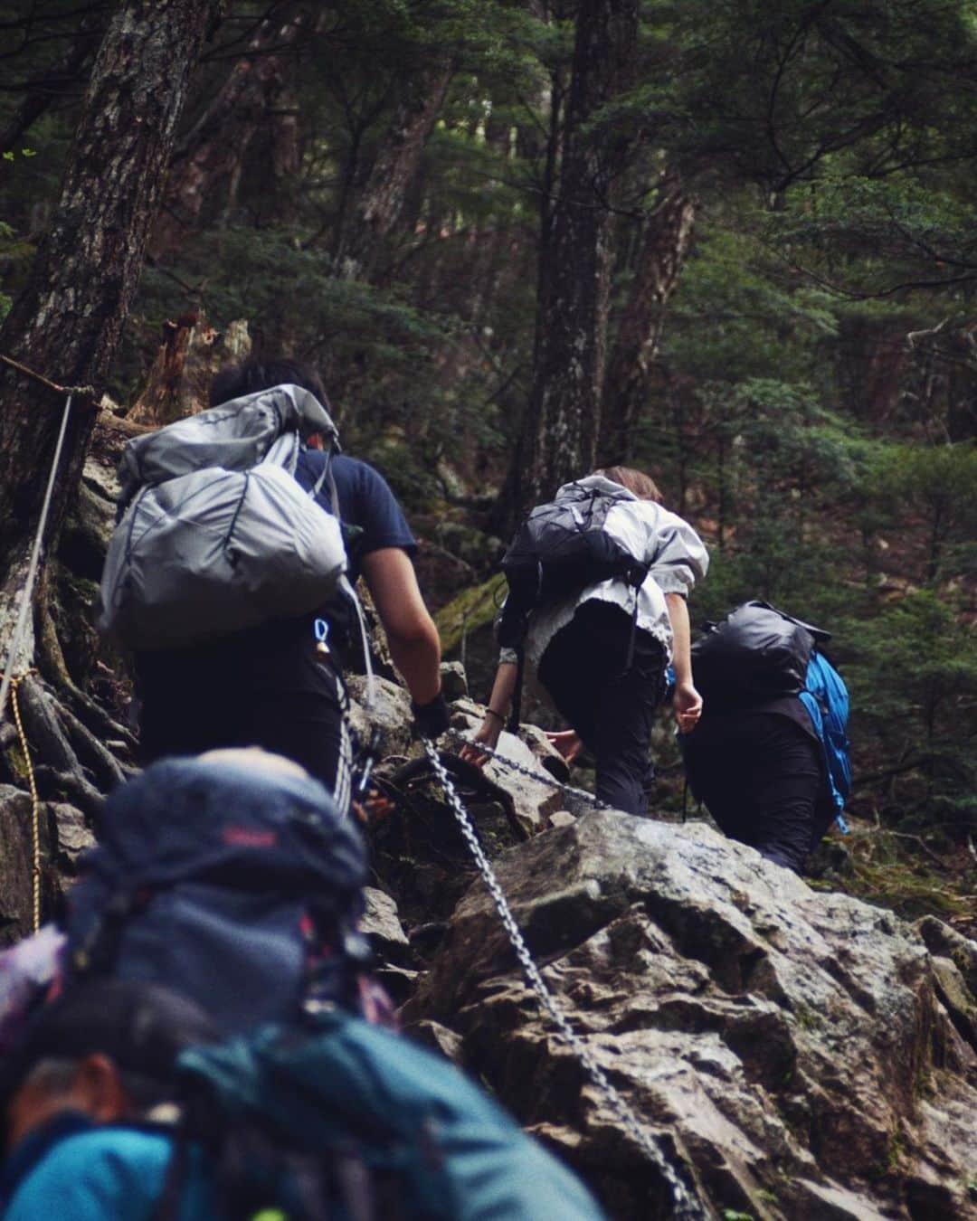 mina hinokuchiさんのインスタグラム写真 - (mina hinokuchiInstagram)「. 久々の登山⛰️ 見どころたくさんの瑞牆山へ。  とにかく巨大な岩達がかっこいい🪨 岩場も多くて少し険しい道もあったけど、 登り切った時の達成感がとても気持ちいい山でした☀︎  行きは霧がかってたけど山頂で晴天になって、 どっちも雰囲気も楽しめました。  山頂で食べるカップヌードルと、挽きたてコーヒーが最高◎  #瑞牆山 #みずがきやま #登山 #登山コーデ #登山女子  #Chico #thenorthface #martinkim #montbell #merrell」6月15日 21時34分 - miiinah