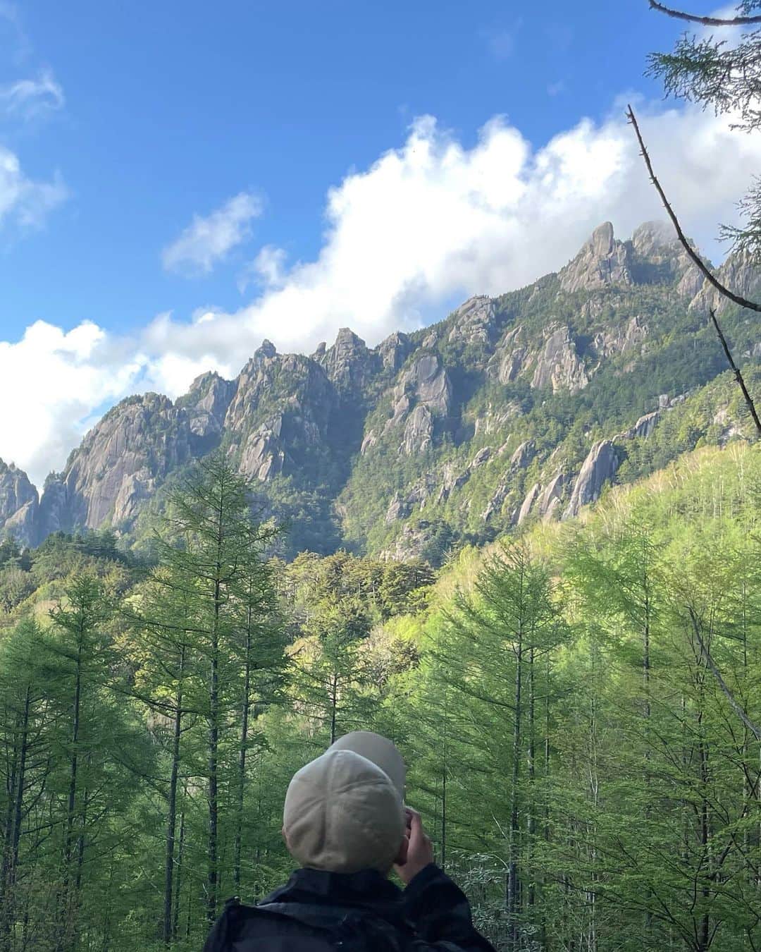 mina hinokuchiさんのインスタグラム写真 - (mina hinokuchiInstagram)「. 久々の登山⛰️ 見どころたくさんの瑞牆山へ。  とにかく巨大な岩達がかっこいい🪨 岩場も多くて少し険しい道もあったけど、 登り切った時の達成感がとても気持ちいい山でした☀︎  行きは霧がかってたけど山頂で晴天になって、 どっちも雰囲気も楽しめました。  山頂で食べるカップヌードルと、挽きたてコーヒーが最高◎  #瑞牆山 #みずがきやま #登山 #登山コーデ #登山女子  #Chico #thenorthface #martinkim #montbell #merrell」6月15日 21時34分 - miiinah