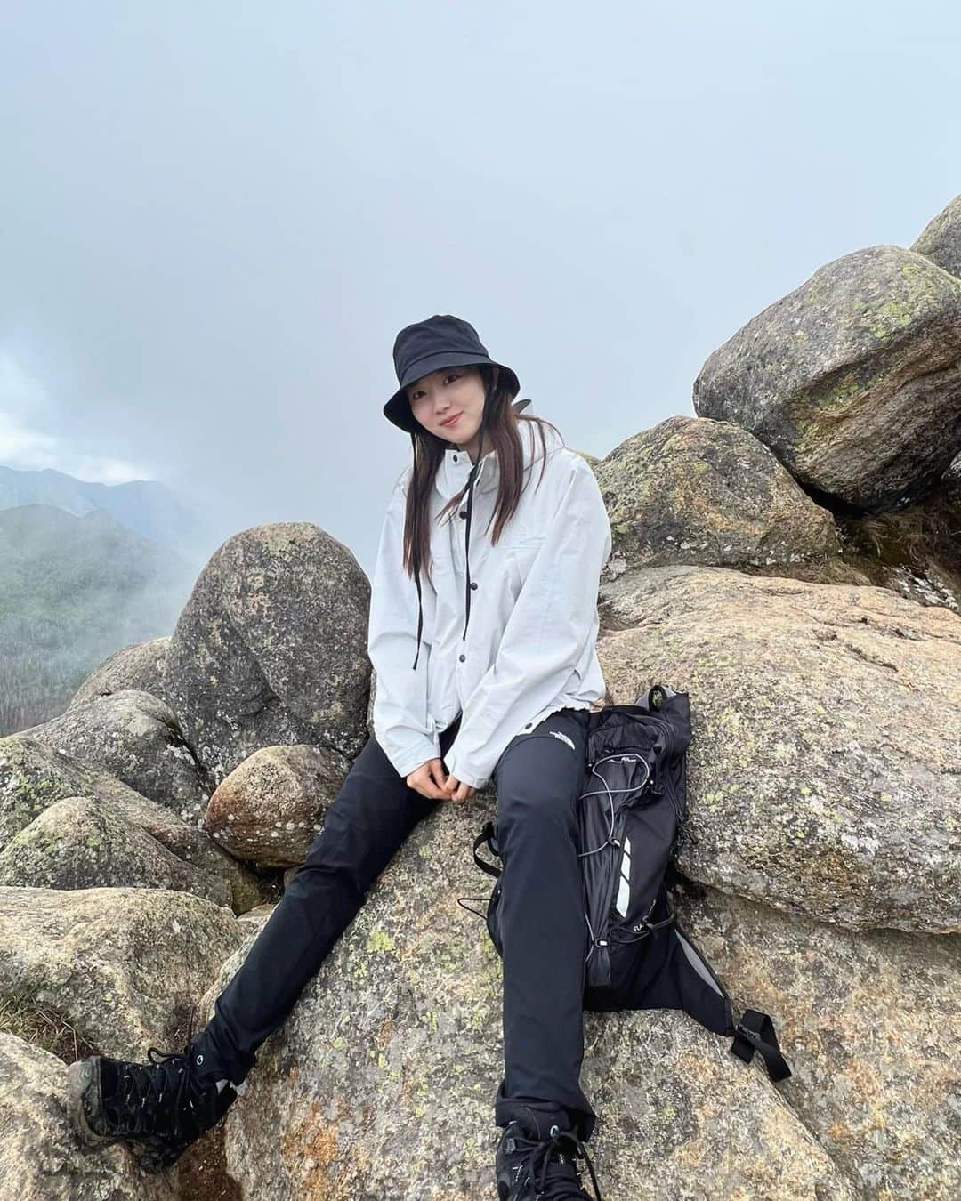 mina hinokuchiのインスタグラム：「. 久々の登山⛰️ 見どころたくさんの瑞牆山へ。  とにかく巨大な岩達がかっこいい🪨 岩場も多くて少し険しい道もあったけど、 登り切った時の達成感がとても気持ちいい山でした☀︎  行きは霧がかってたけど山頂で晴天になって、 どっちも雰囲気も楽しめました。  山頂で食べるカップヌードルと、挽きたてコーヒーが最高◎  #瑞牆山 #みずがきやま #登山 #登山コーデ #登山女子  #Chico #thenorthface #martinkim #montbell #merrell」